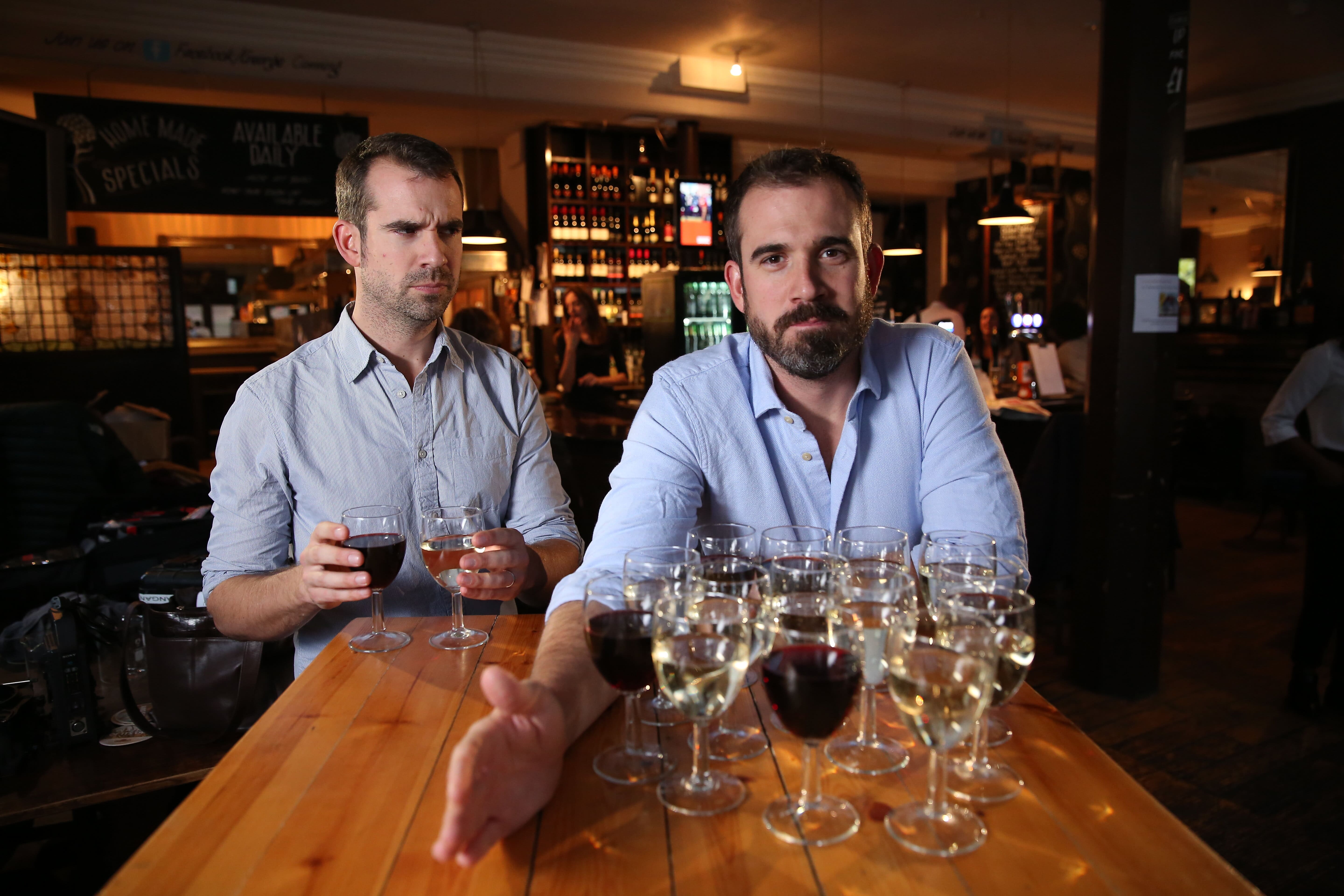 Irmãos gêmeos e médicos estudam os efeitos da bebida