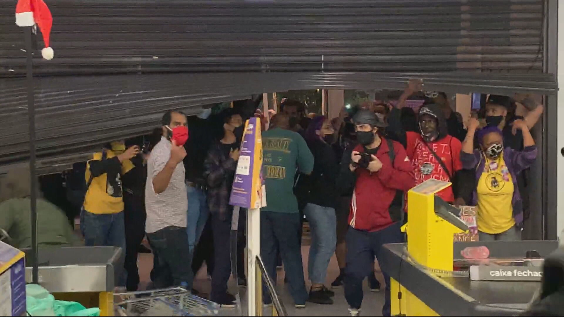 Manifestantes invadem um supermercado Carrefour em São Paulo (20.nov.2020)