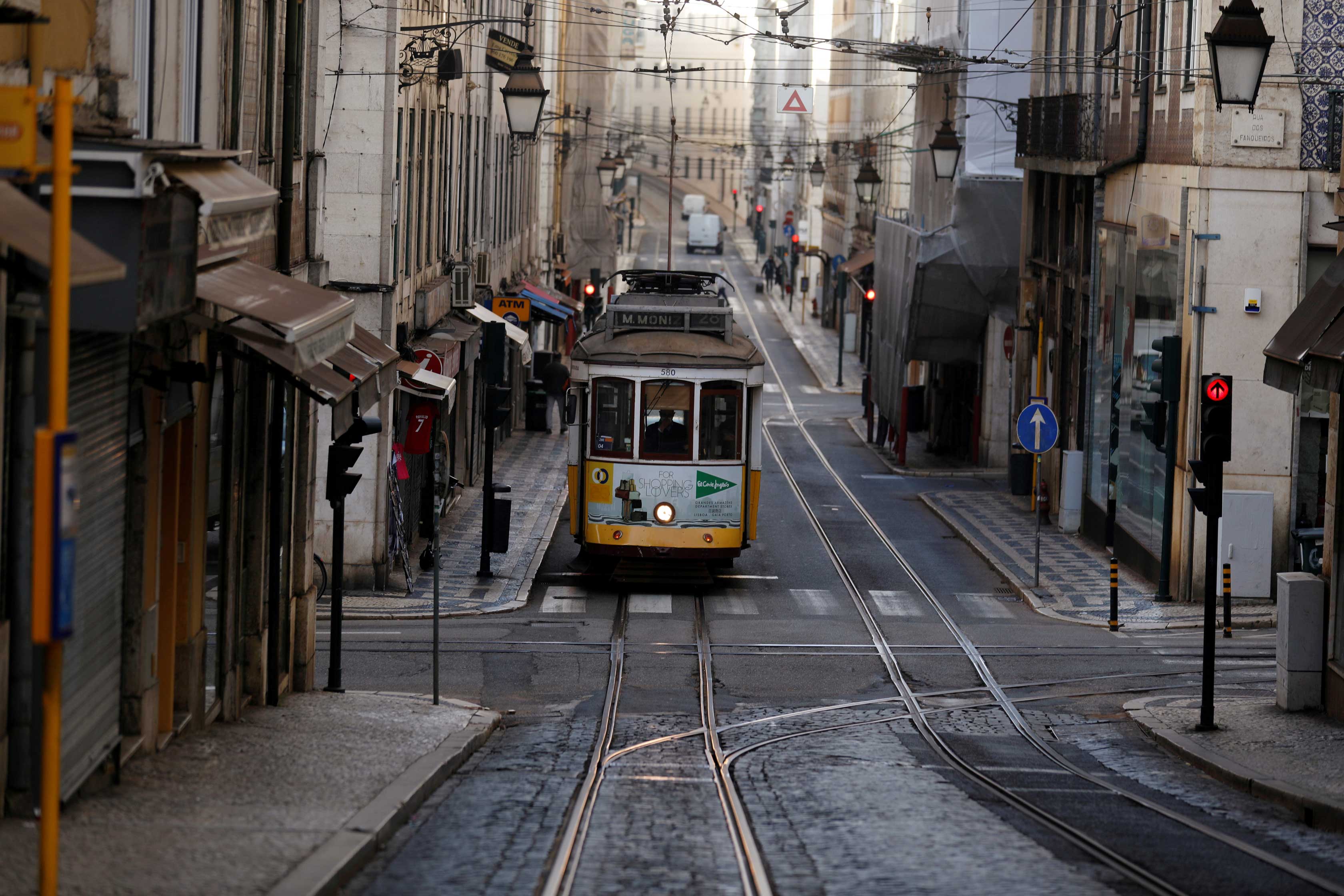 Bonde em rua de Lisboa durante pandemia de Covid-19 em Portugal
