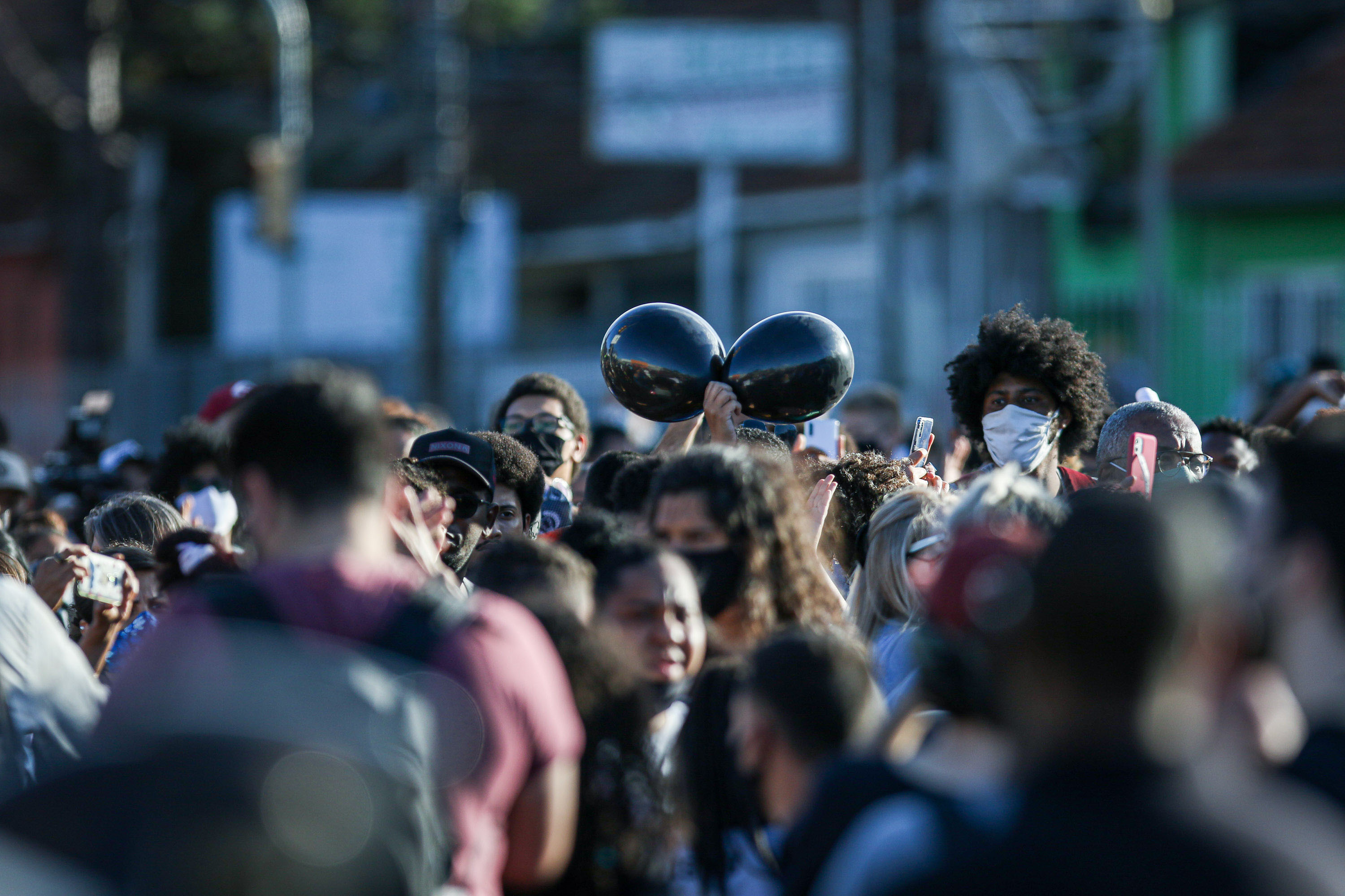 Manifestantes protestam em Porto Alegre contra morte de homem negro em supermerc