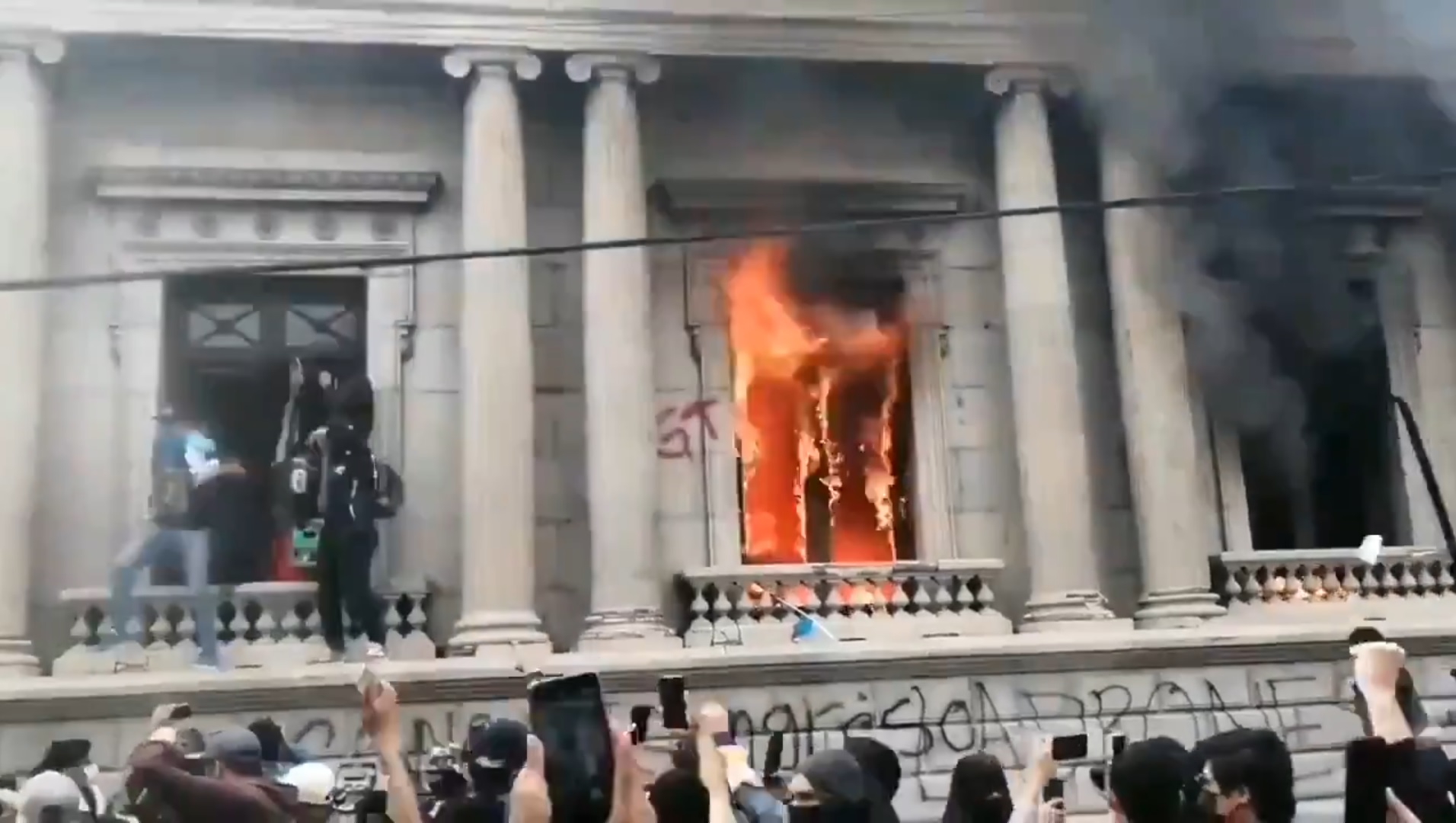 Manifestantes quebraram janelas do Congresso e atearam fogo à parte interior do 