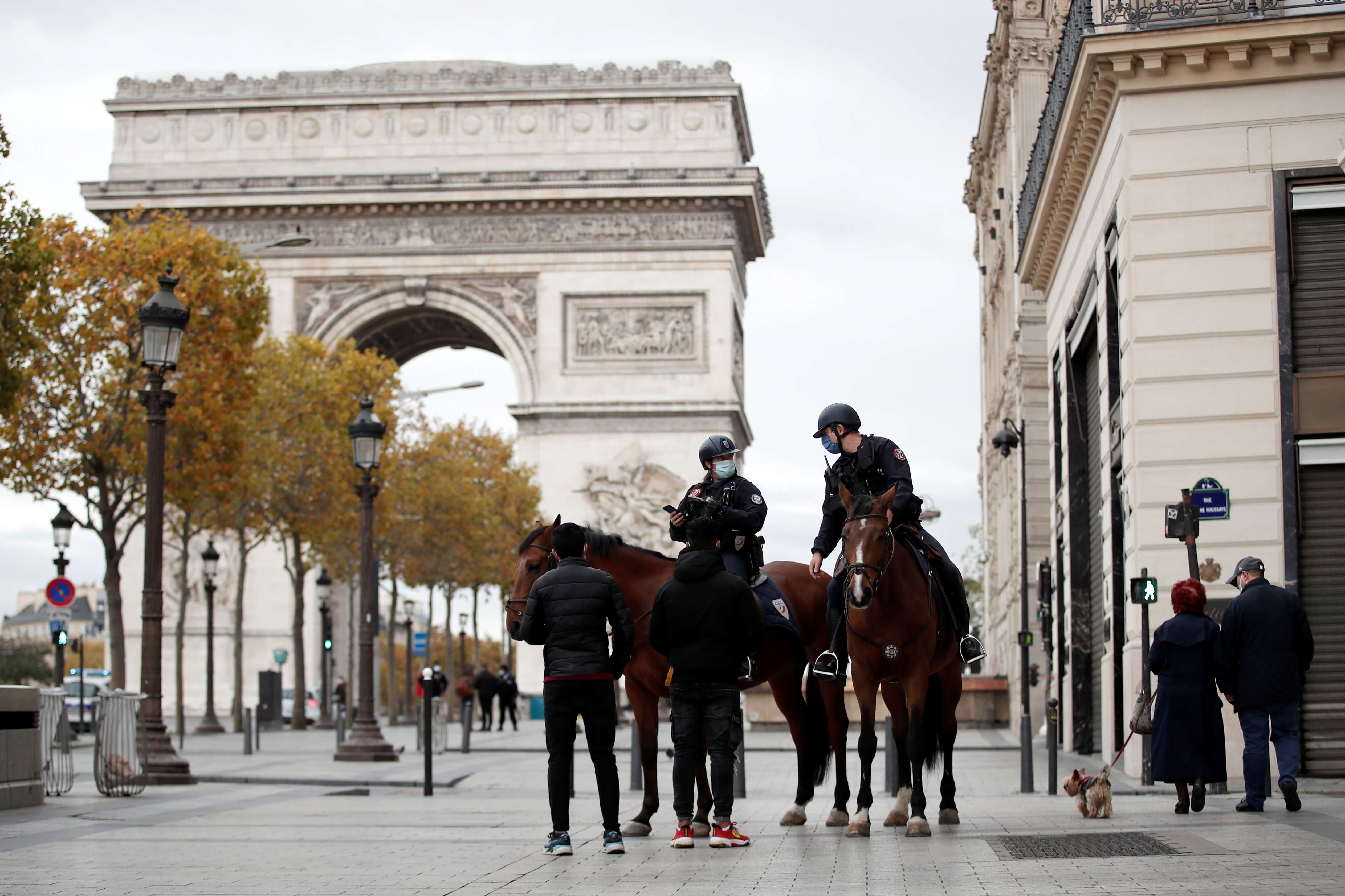 Policiais monitoram cumprimento de lockdown em Paris