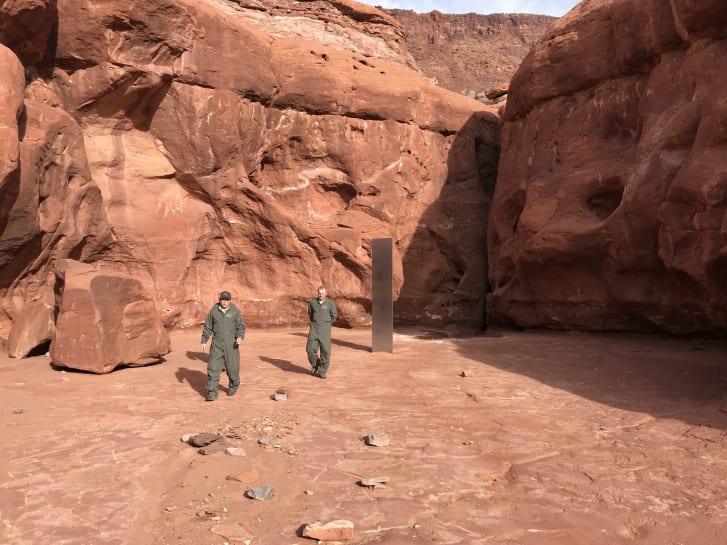 Tripulação e peça em deserto