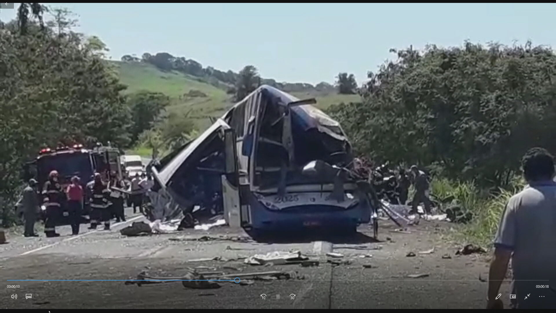 Acidente entre ônibus e caminhão no interior de São Paulo (25.nov.2020)