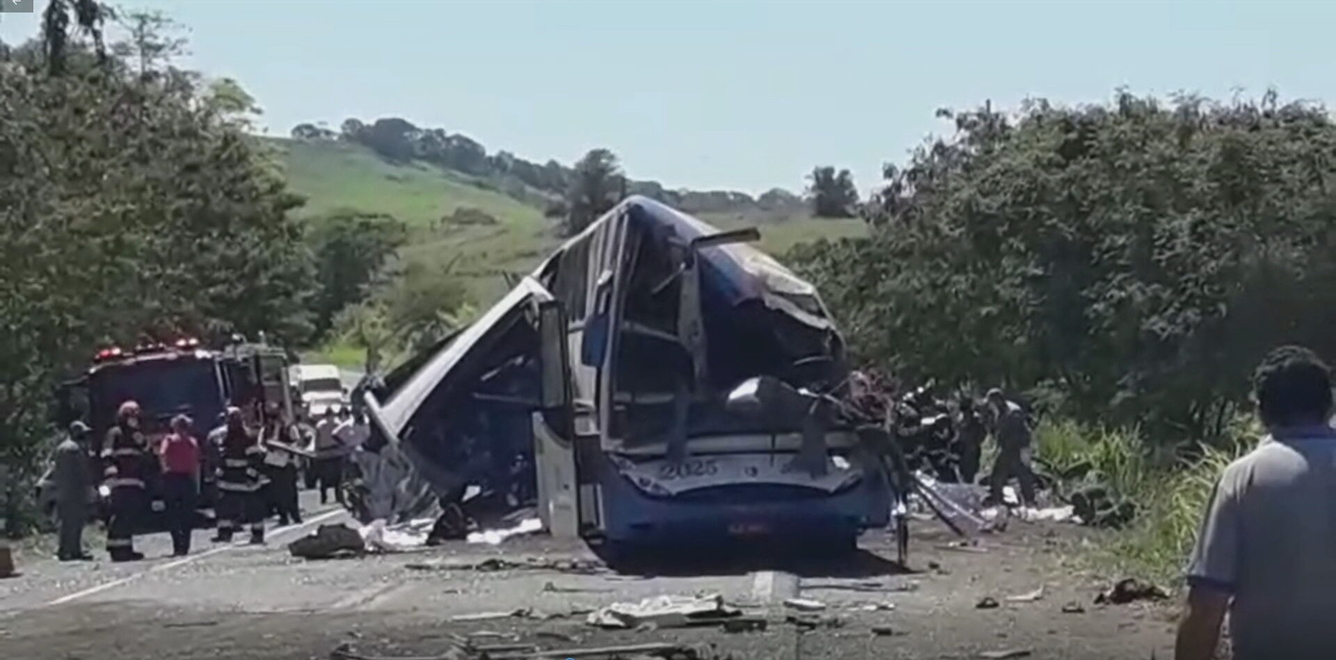 Frente de ônibus ficou destruída após acidente no interior de São Paulo