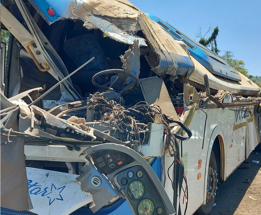 Acidente com ônibus e caminhão deixou dezenas de mortos no interior de SP