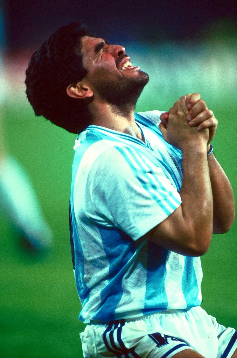Imagem de arquivo de Maradona com a camisa da Argentina, em 18 de junho de 1990