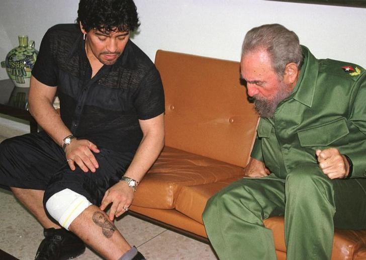 Maradona exibe tatuagem com o rosto de Fidel Castro ao líder cubano 