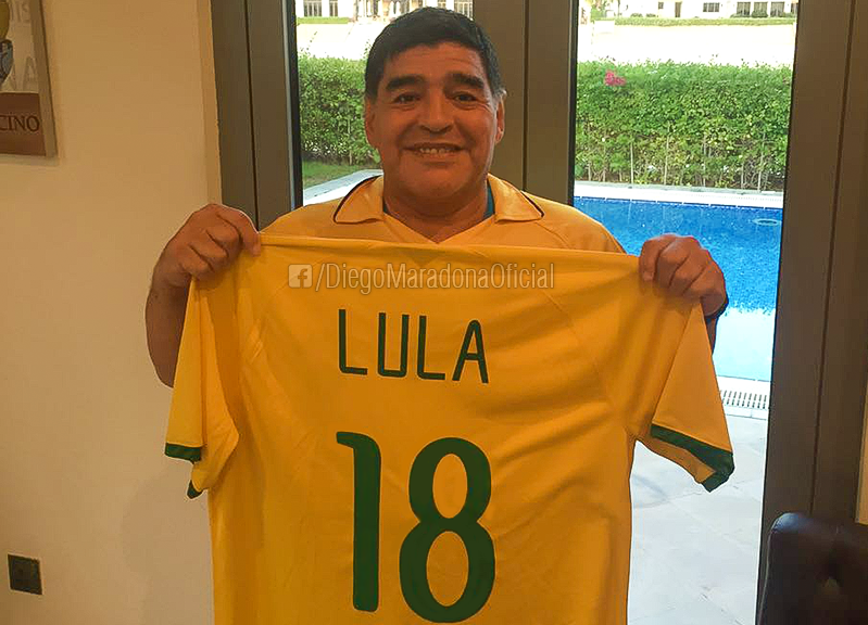 Maradona posou com camisa da seleção brasileira com nome de Lula