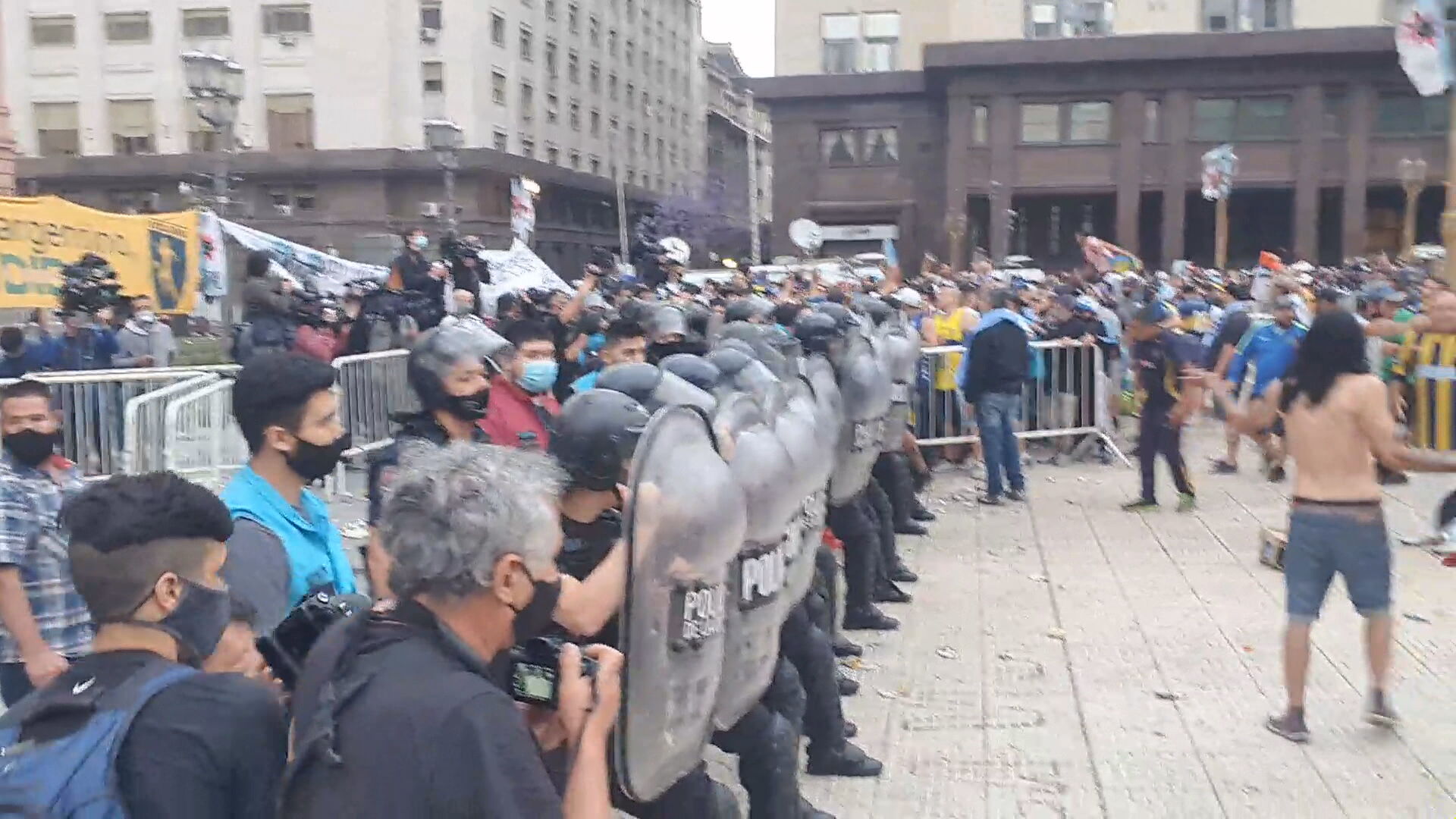 Confusão na abertura do velório de Maradona em Buenos Aires (26.nov.2020)