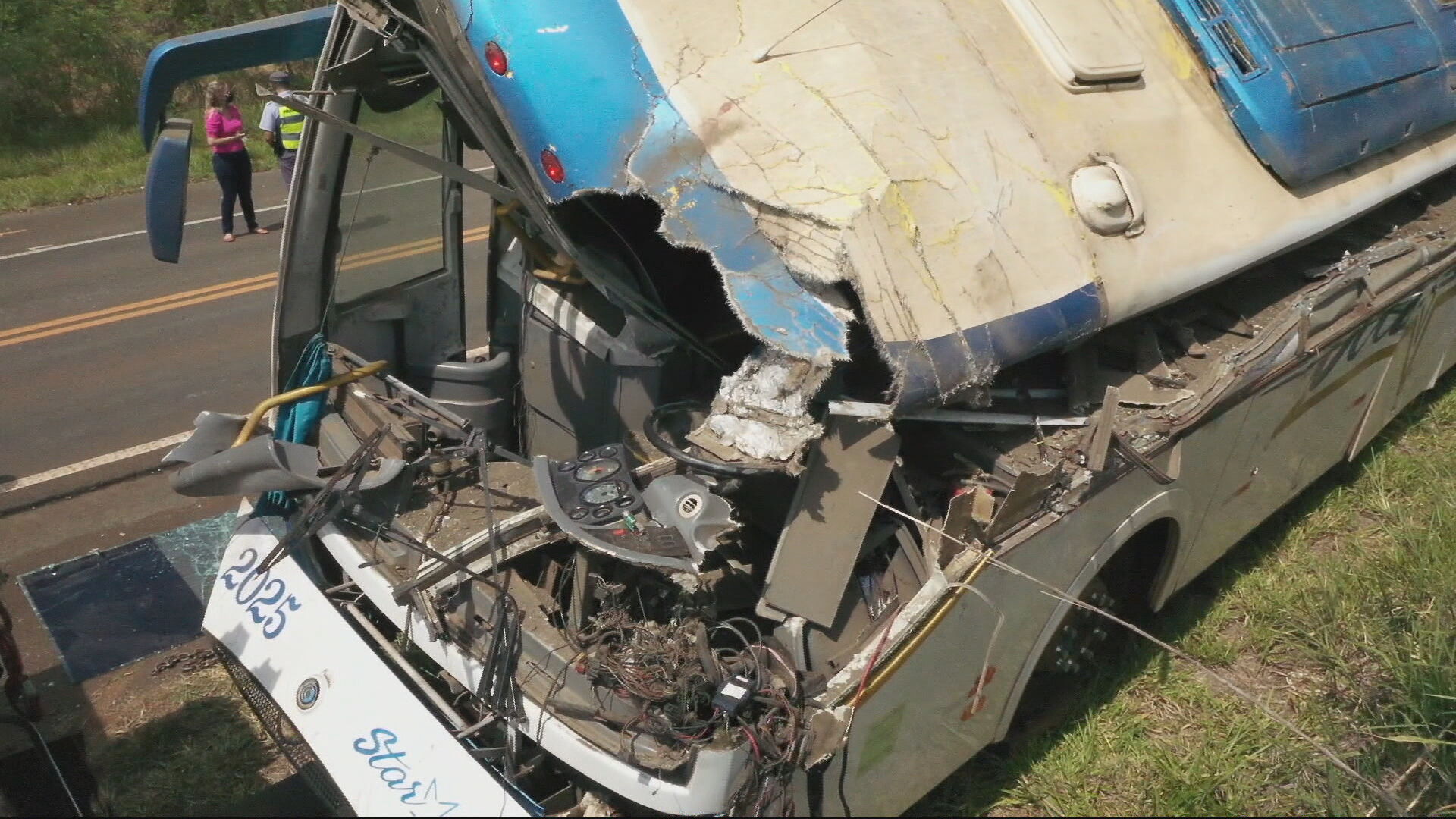 Frente de ônibus ficou destruída após acidente que matou 41 pessoas em Taguaí