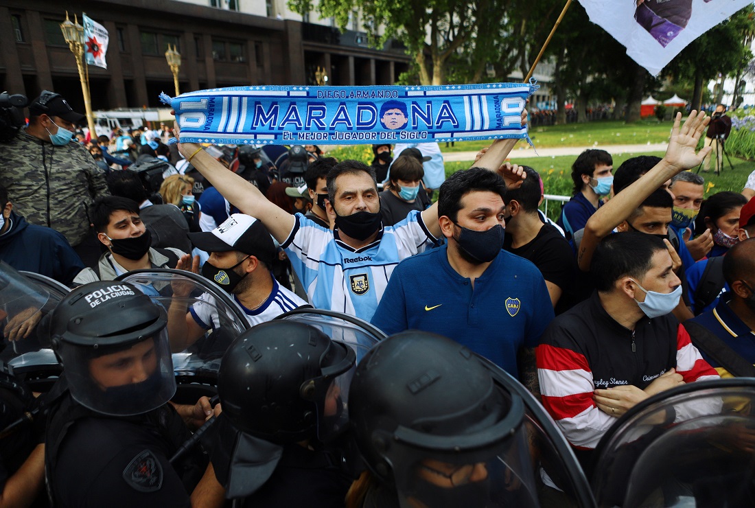 Fã com faixa tenta entrar na Casa Rosada para o velório de Maradona