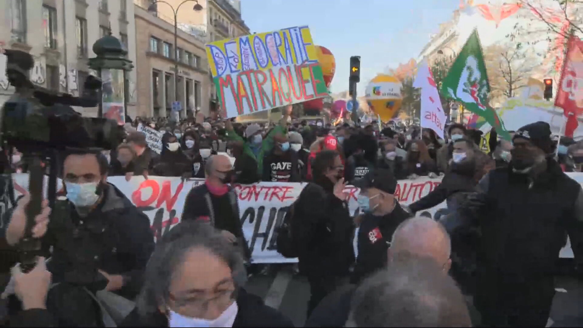 Protesto em Paris contra violência policial (28 nov. 2020)