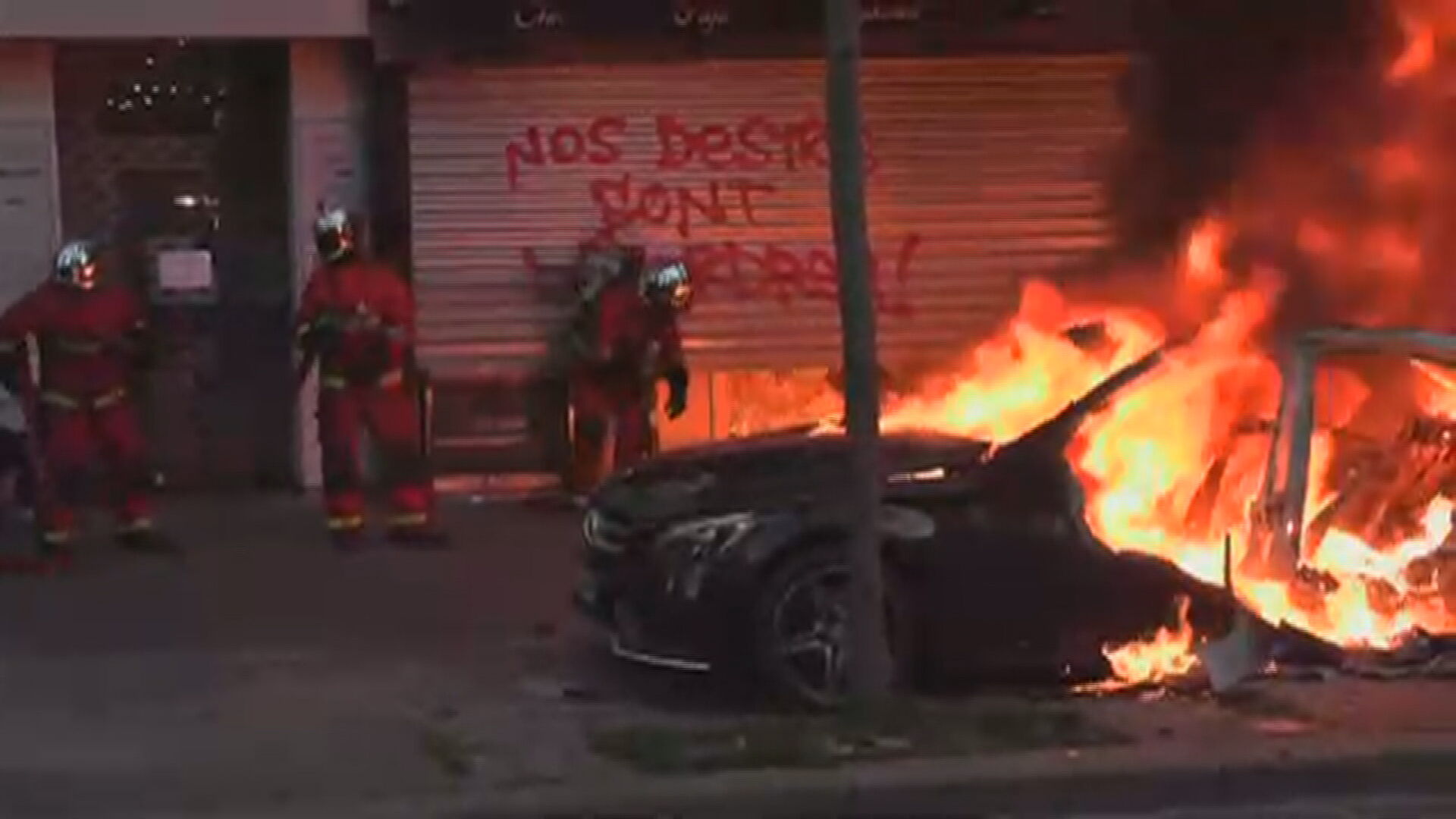 Carro pegando fogo em protesto contra violência policial (28 nov. 2020)