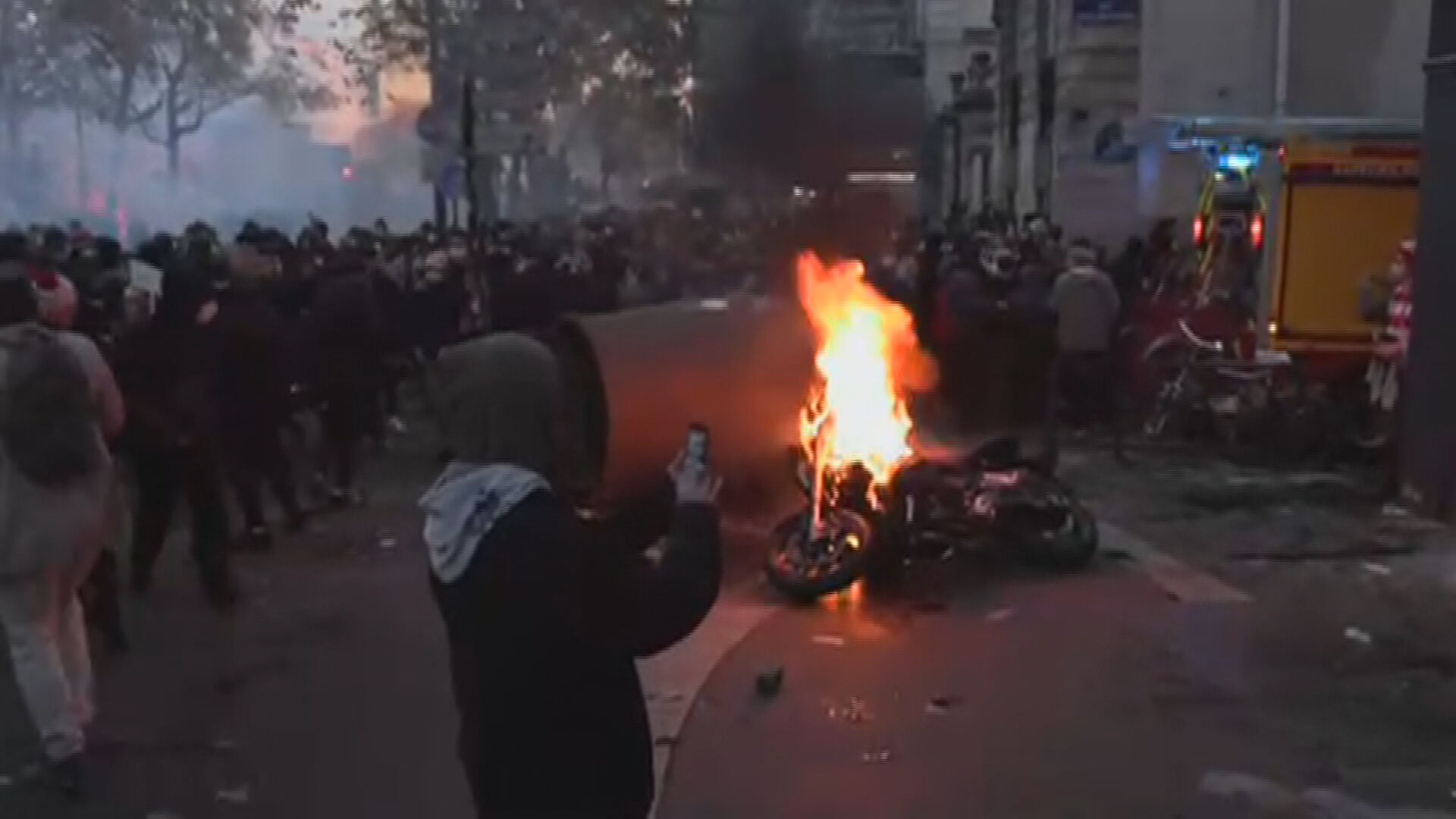 Moto pegando fogo nas ruas de Paris (28 nov.2020)