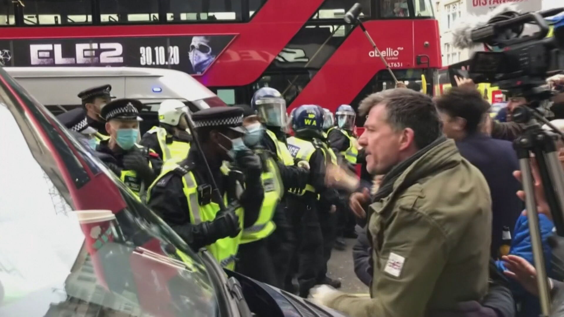 Mais de 60 pessoas são presas durante protesto contra lockdown em Londres (28.no