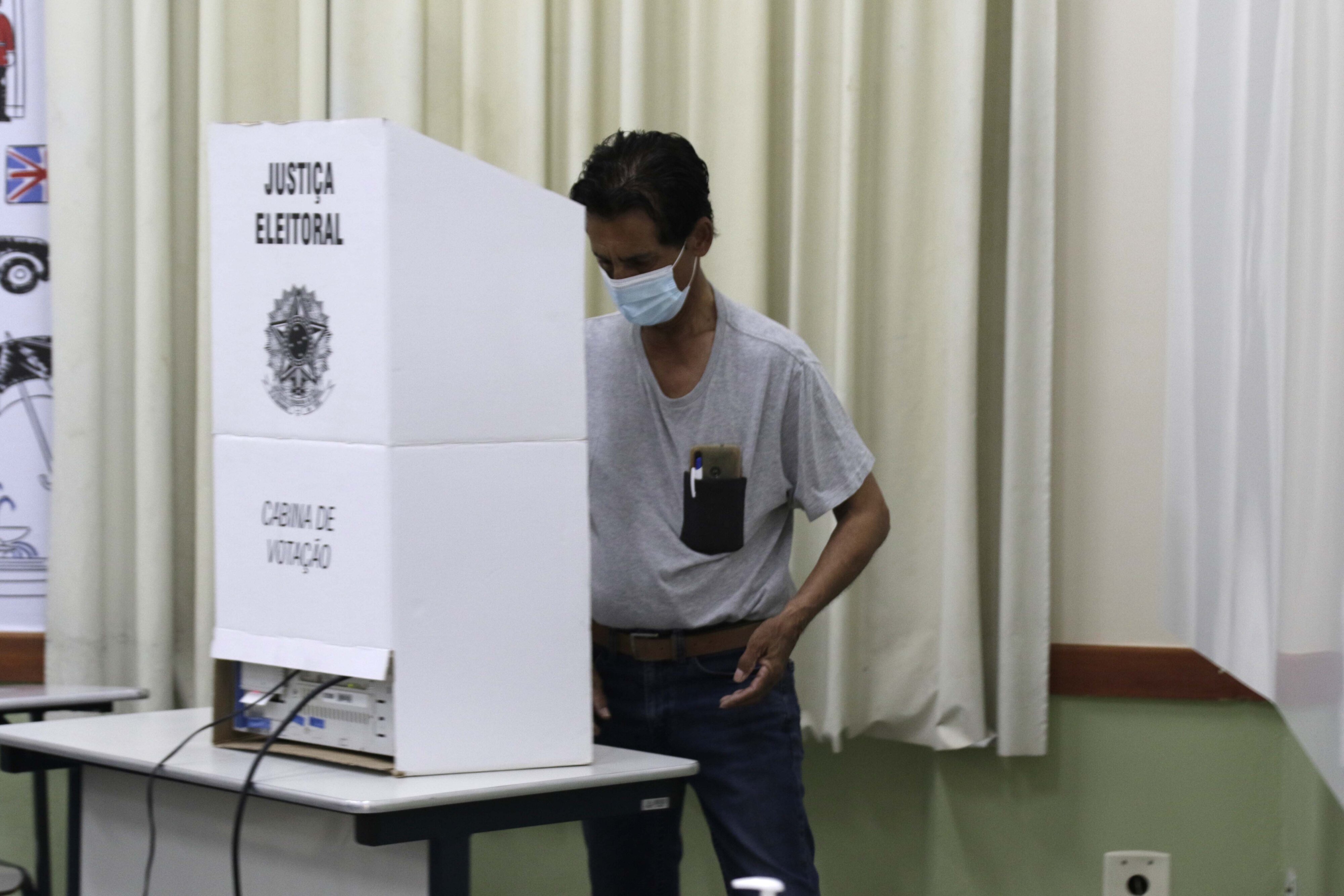 Eleitor vota no Colégio Liceu Salesiano Nossa Senhora Auxiliadora, em Campinas