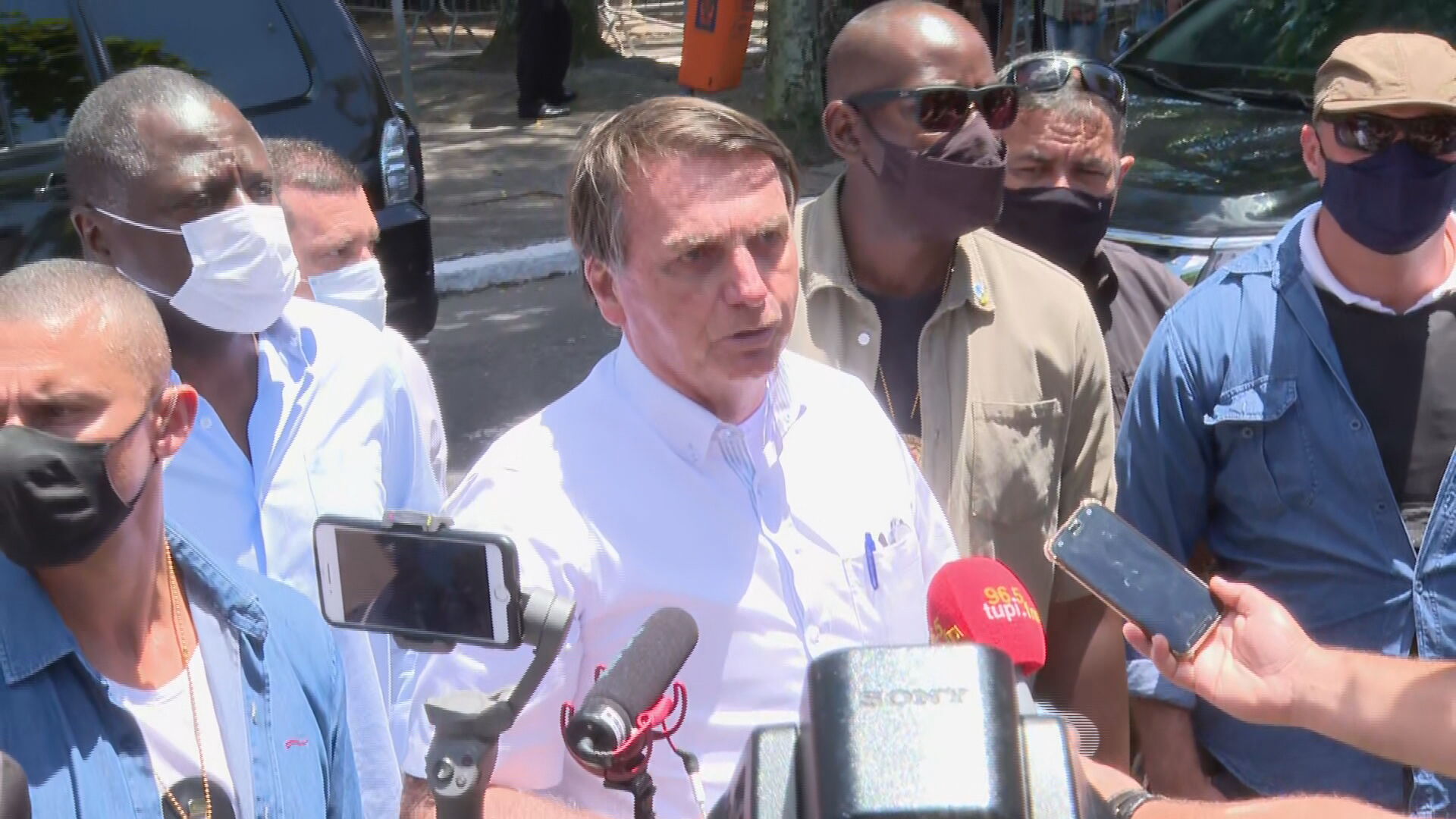 Presidente Jair Bolsonaro conversa com a imprensa após votar no Rio de Janeiro