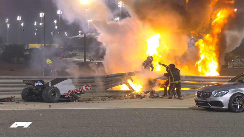 Romain Grosjean recebe ajuda para se soltar dos destroços de seu carro de F1