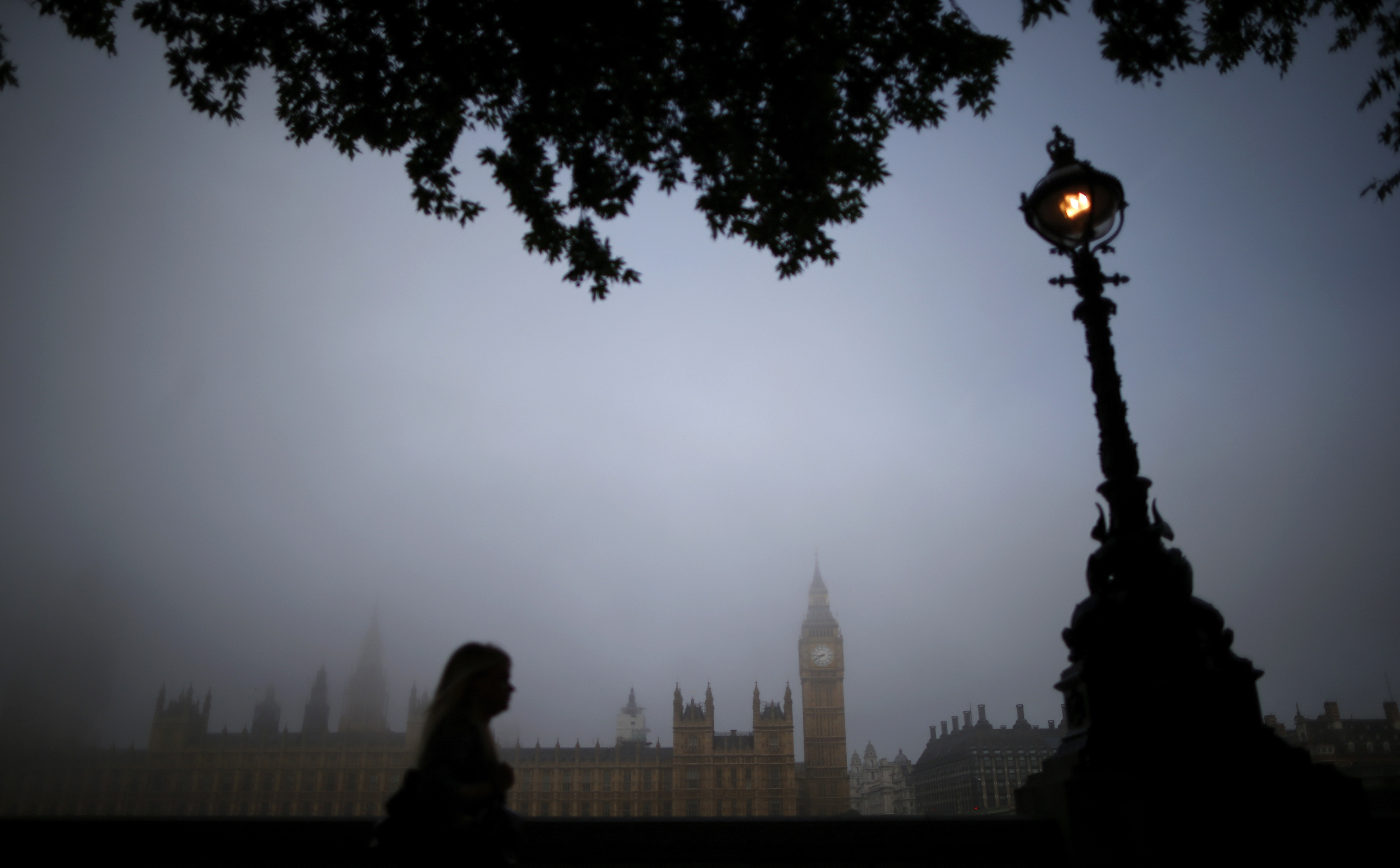 Ao fundo, o Parlamento britânico, em Londres