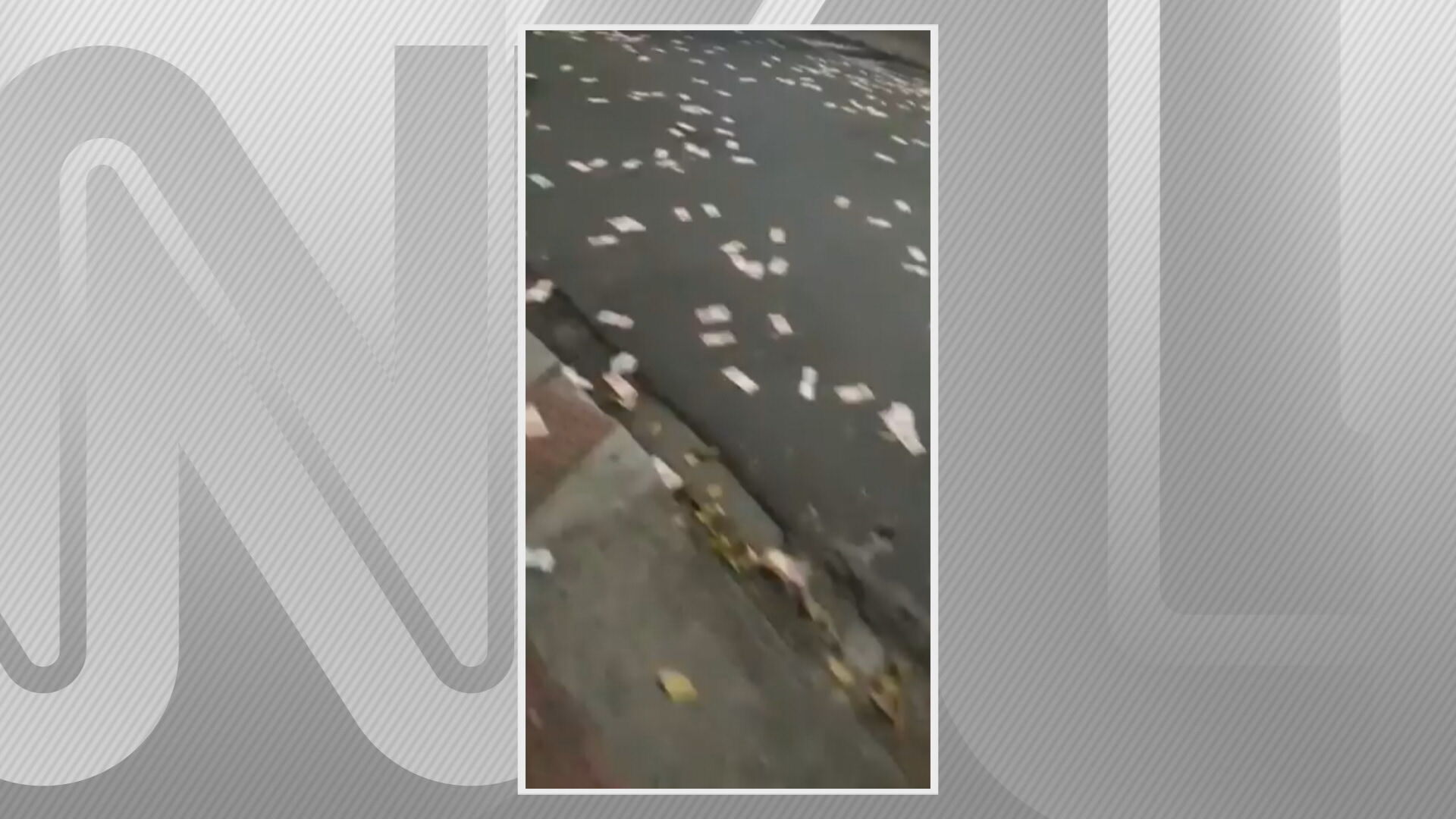 Bandidos deixam dinheiro cair na rua em assalto em Criciúma (SC) (01.dez.2020)
