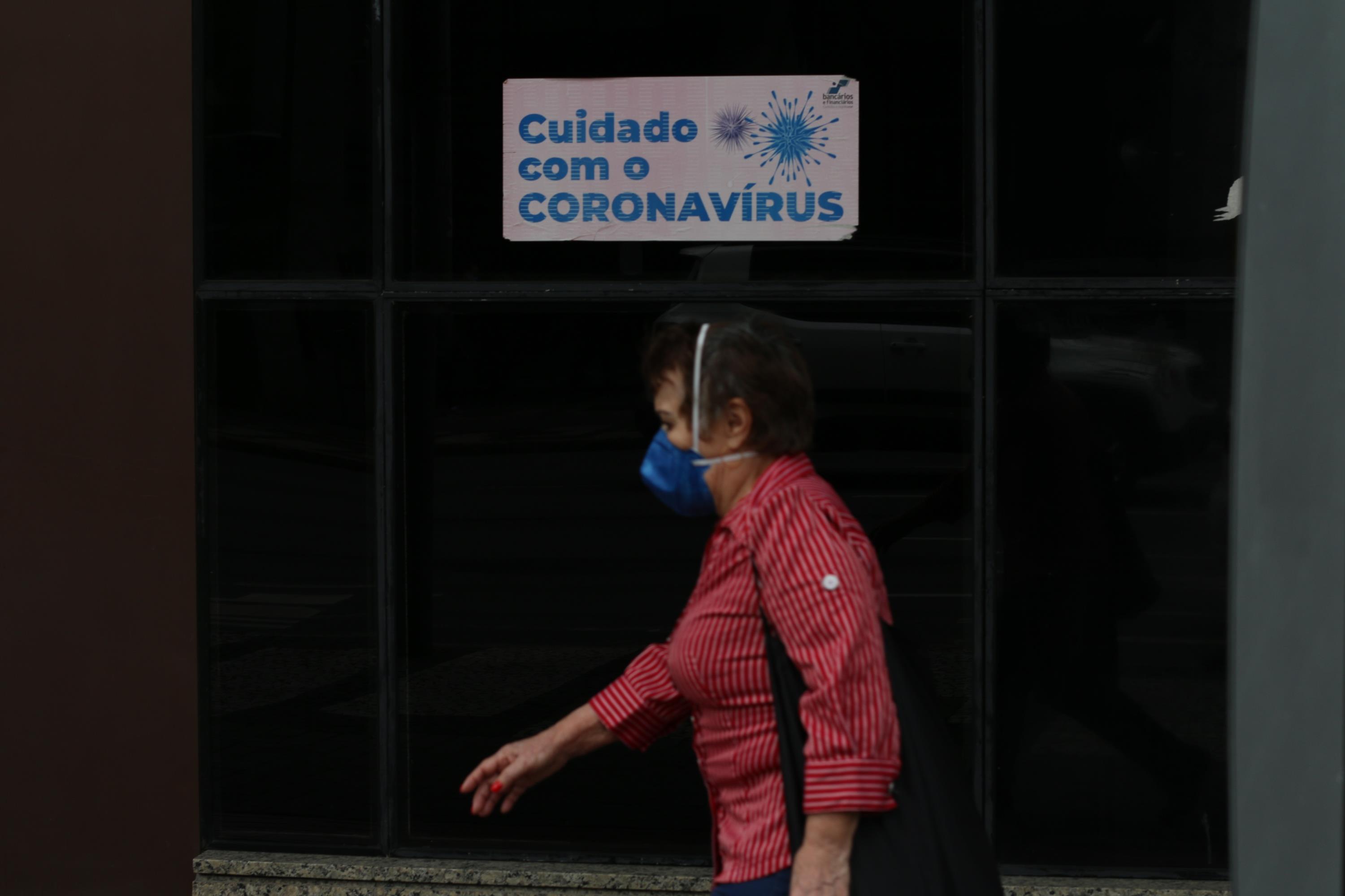 Pedestre de máscara em Curitiba em meio à pandemia da Covid-19