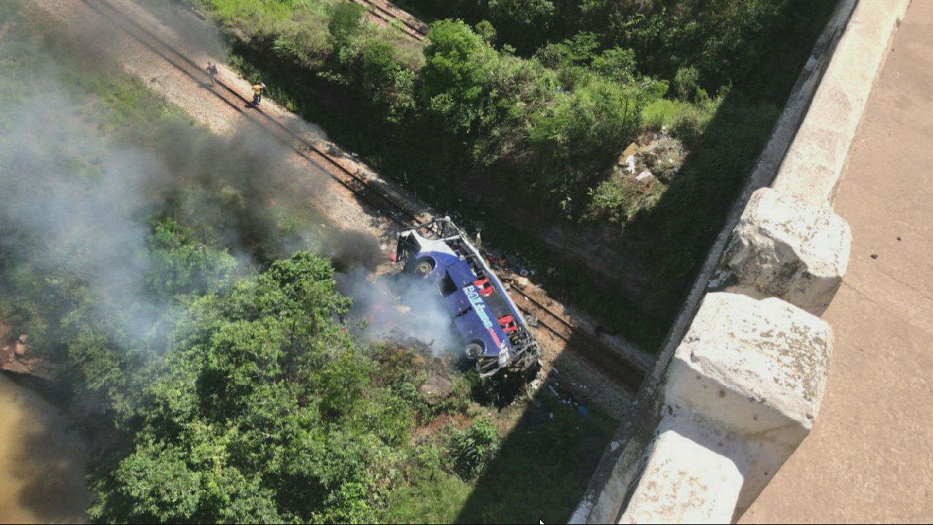 Ônibus cai de ponte em Minas Gerais