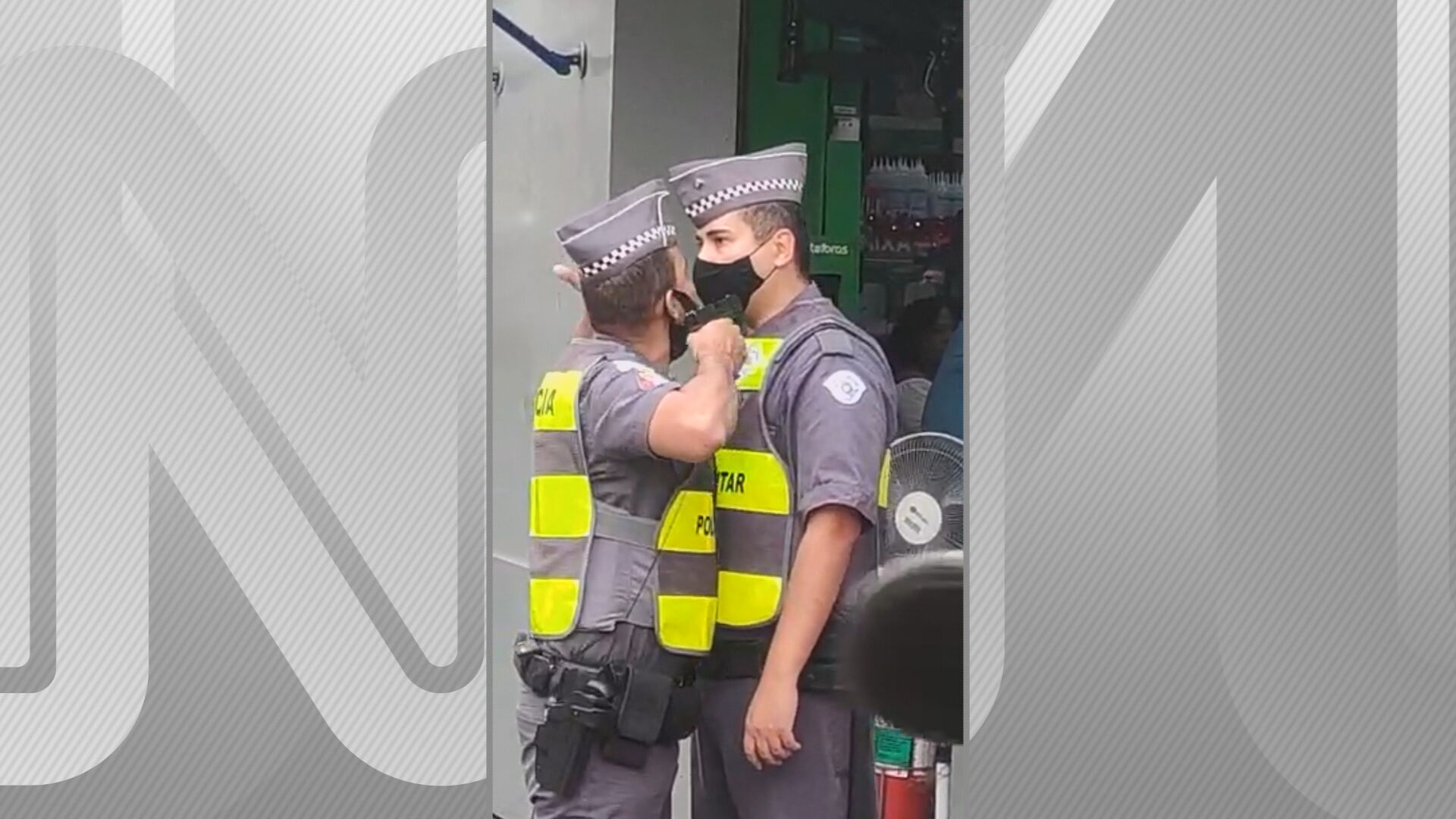 Policial aponta arma para colega no centro de São Paulo