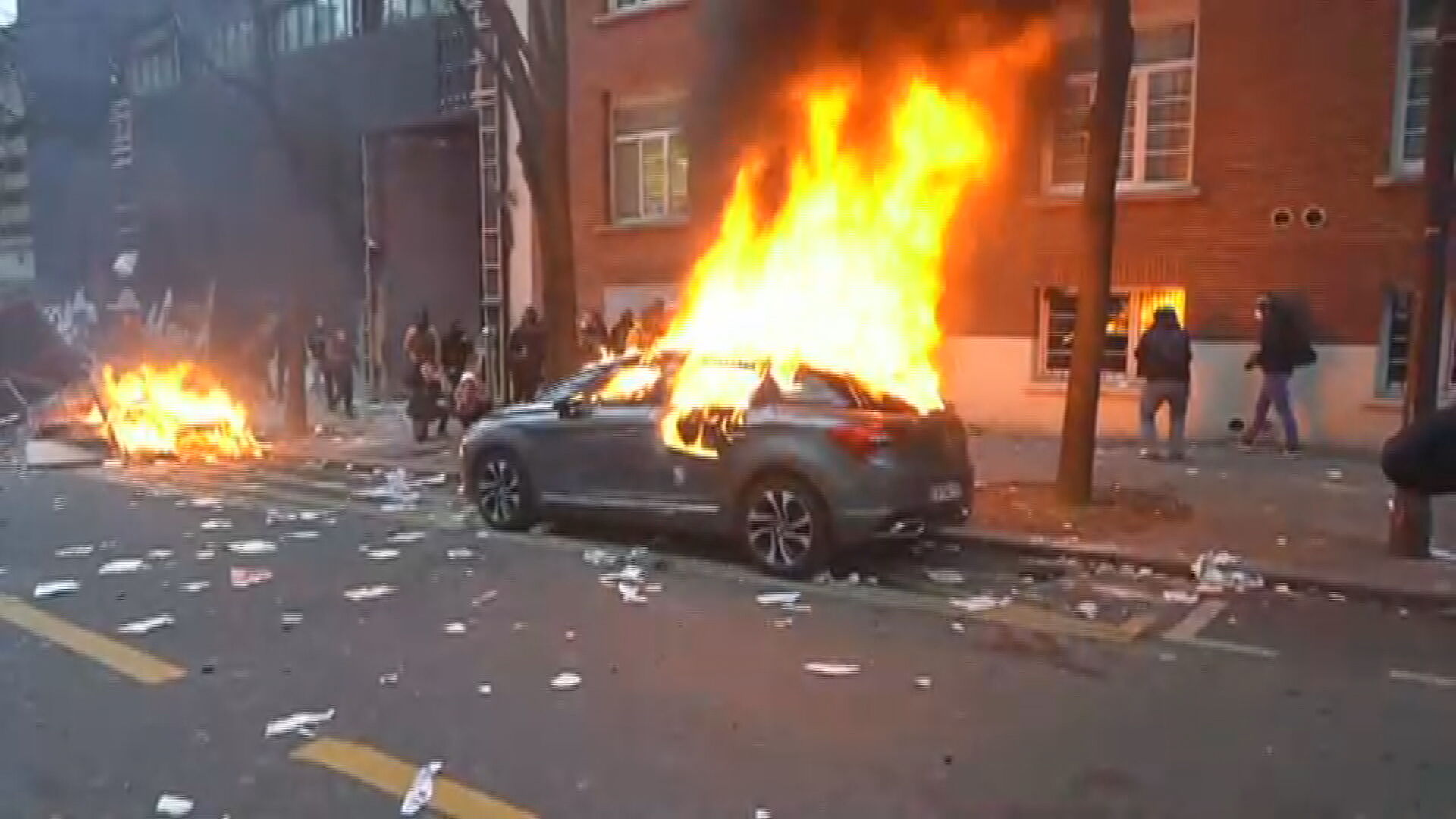Manifestantes incendiam carros durante protesto em Paris