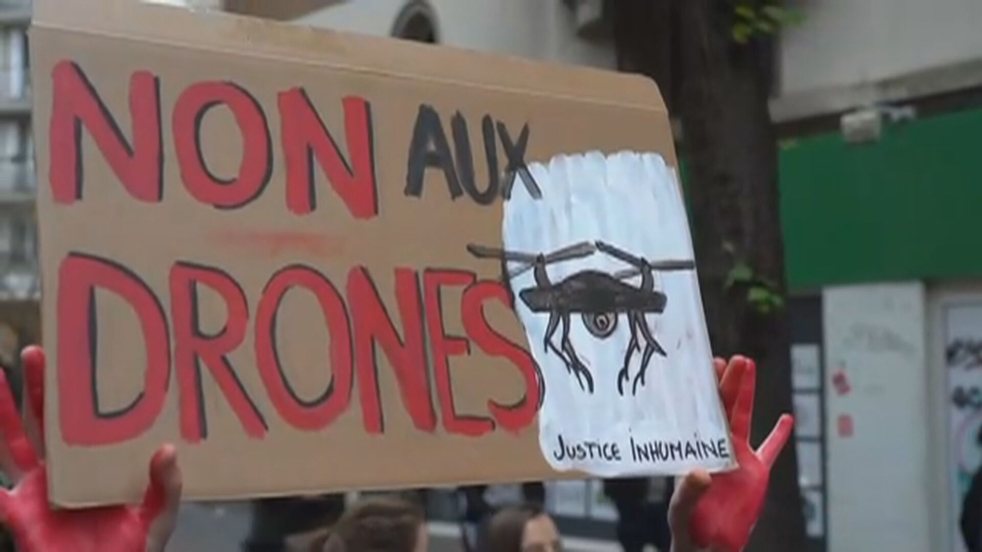 Manifestantes em Paris seguram cartazes críticos