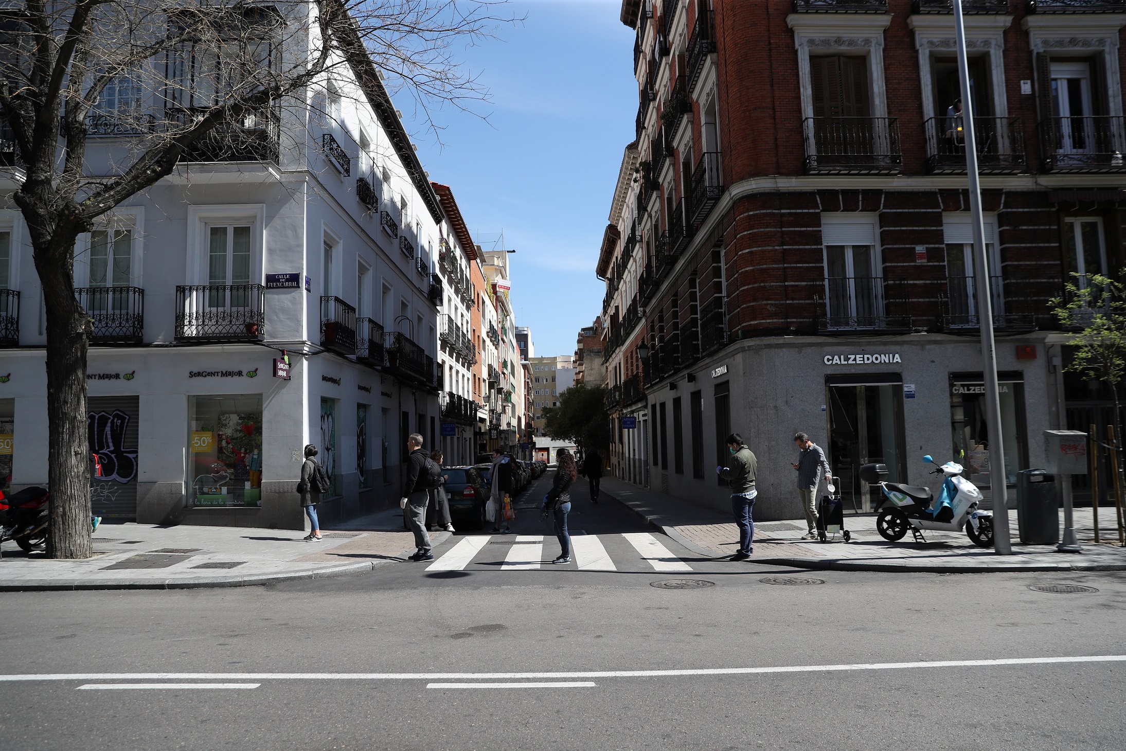 Pessoas praticam distanciamento social na entrada de mercado em Madri (29/03/20)