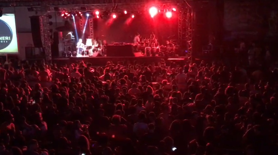 Multidão se aglomera durante show do cantor Ferrugem em São Gonçalo (RJ)