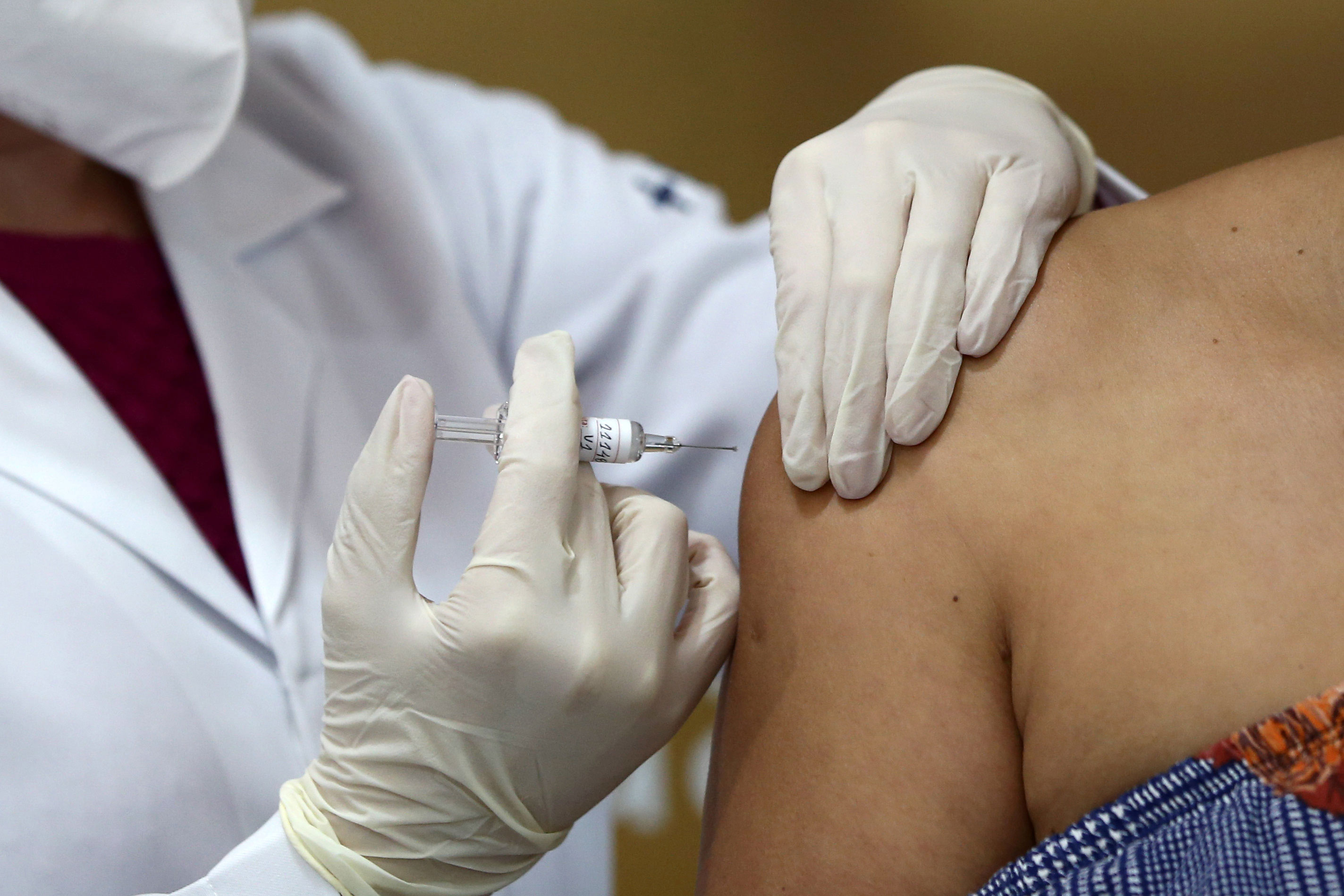 Voluntário recebe dose em teste da potencial vacina contra Covid-19 Coronavac