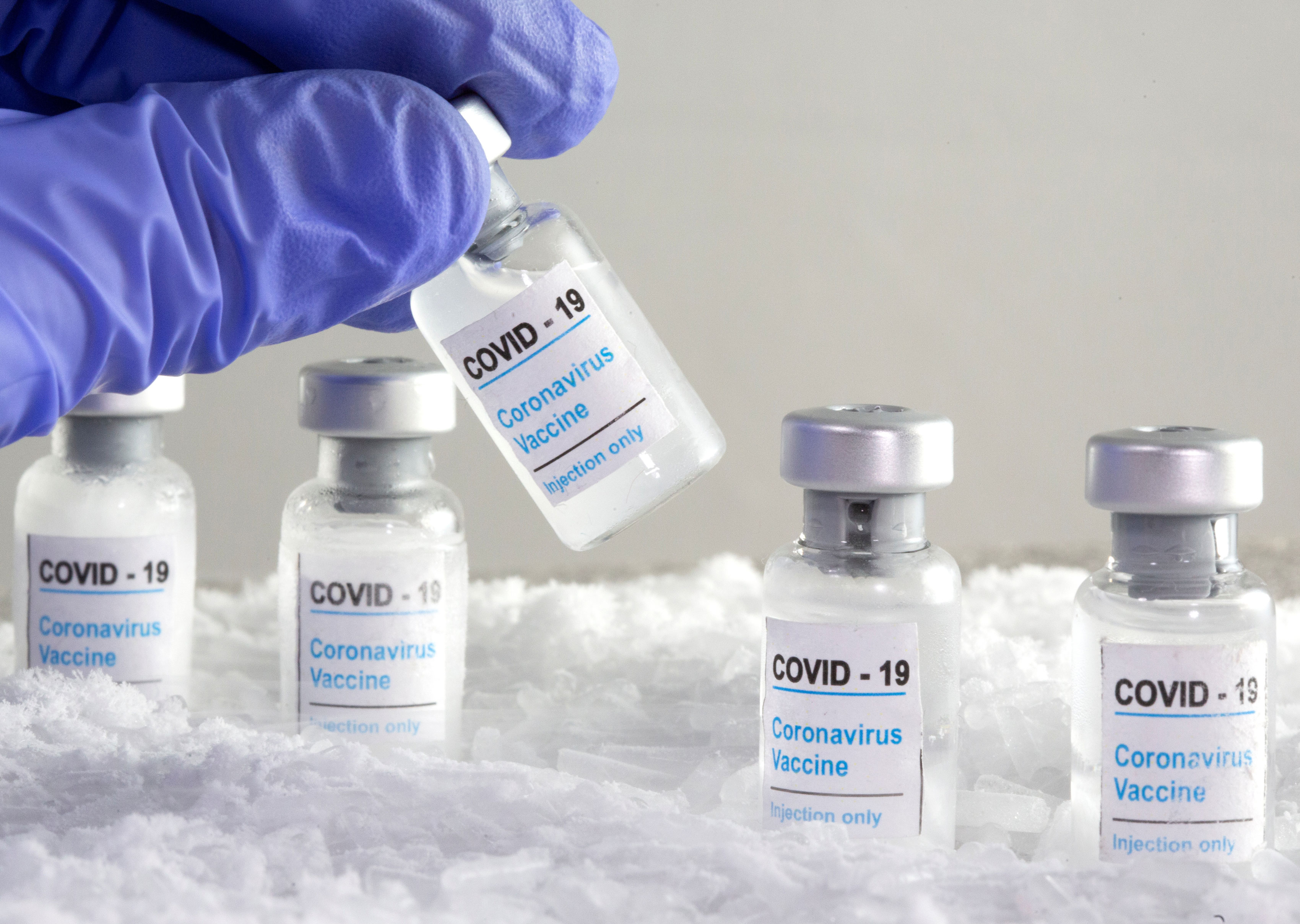 Ilustração com frascos de vacina contra Covid-19