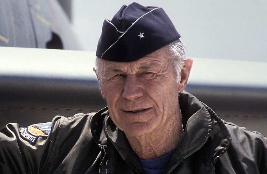 Chuck Yeager, um ás da aviação americana, morreu aos 97 anos