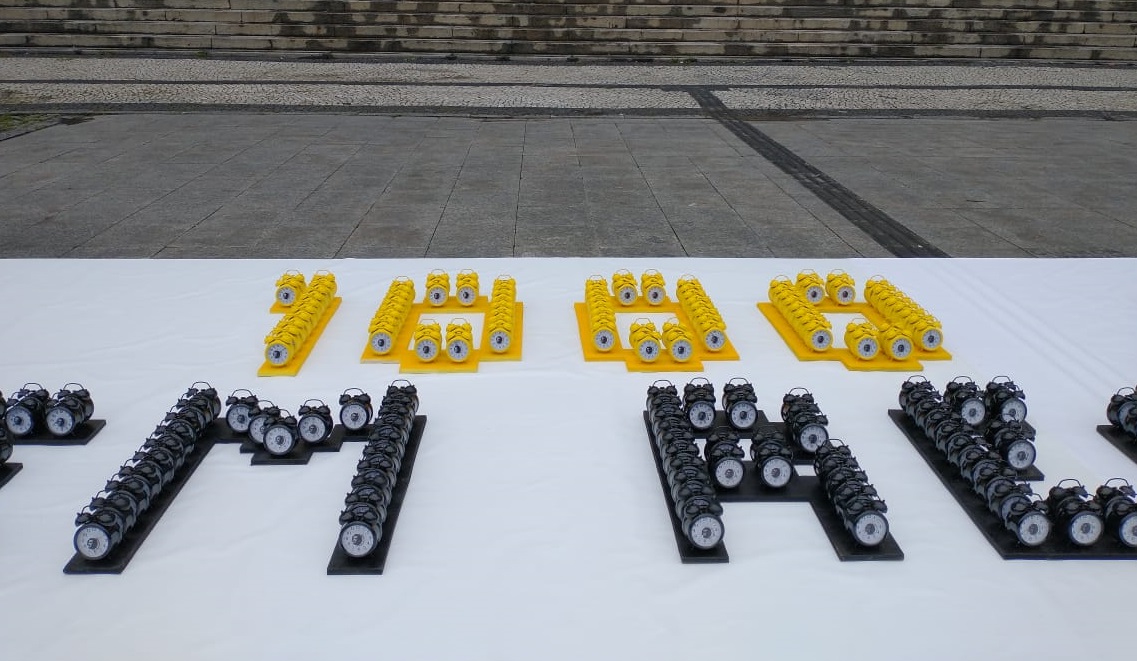 550 relógios instalados na Cinelândia formam a palavra '1000 dias sem respostas'