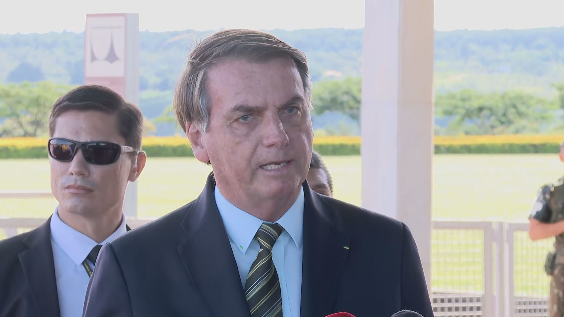 O presidente Jair Bolsonaro fala a jornalistas na saída do Palácio do Alvorada