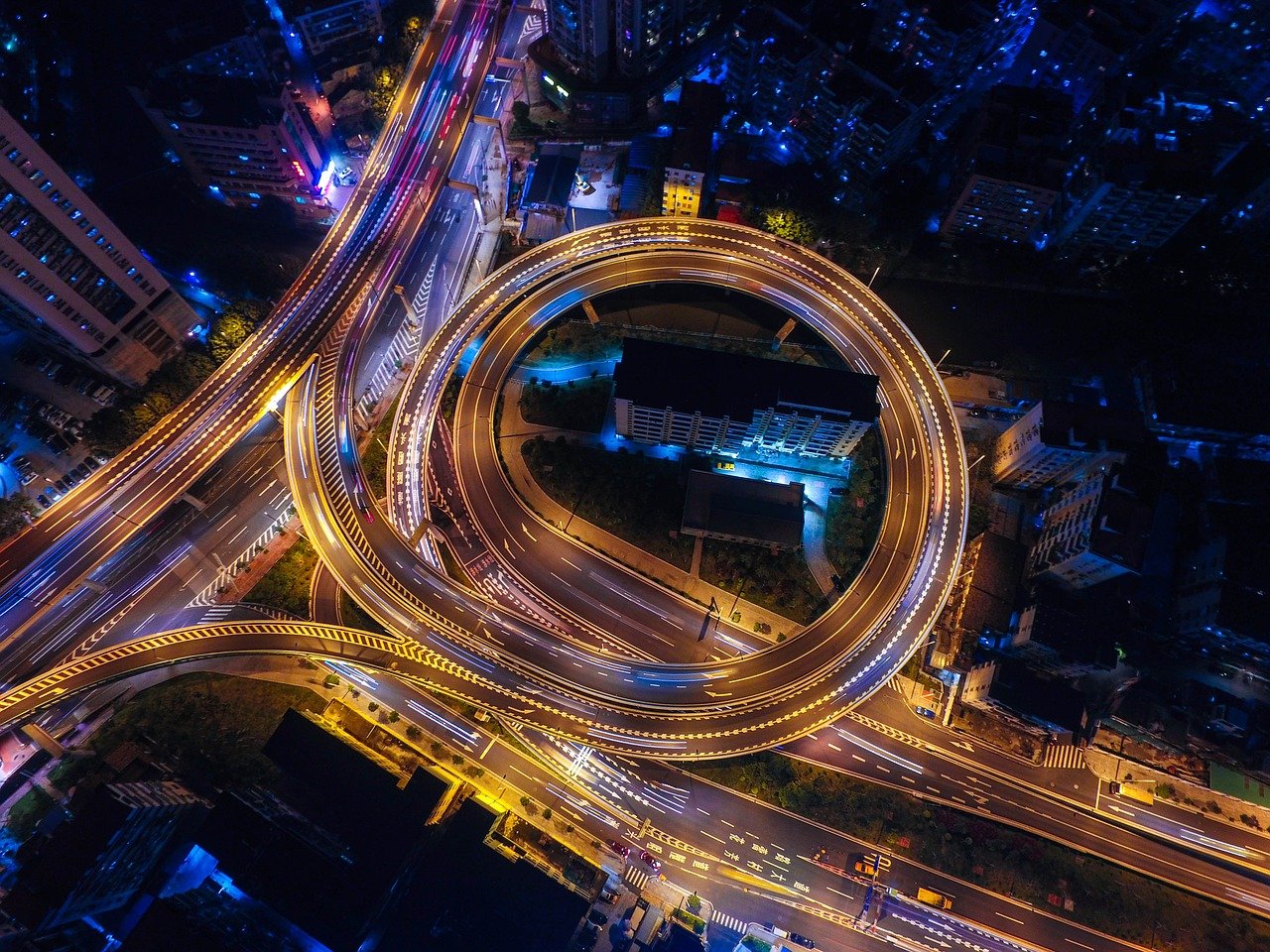 Visão noturna de ruas em área urbana