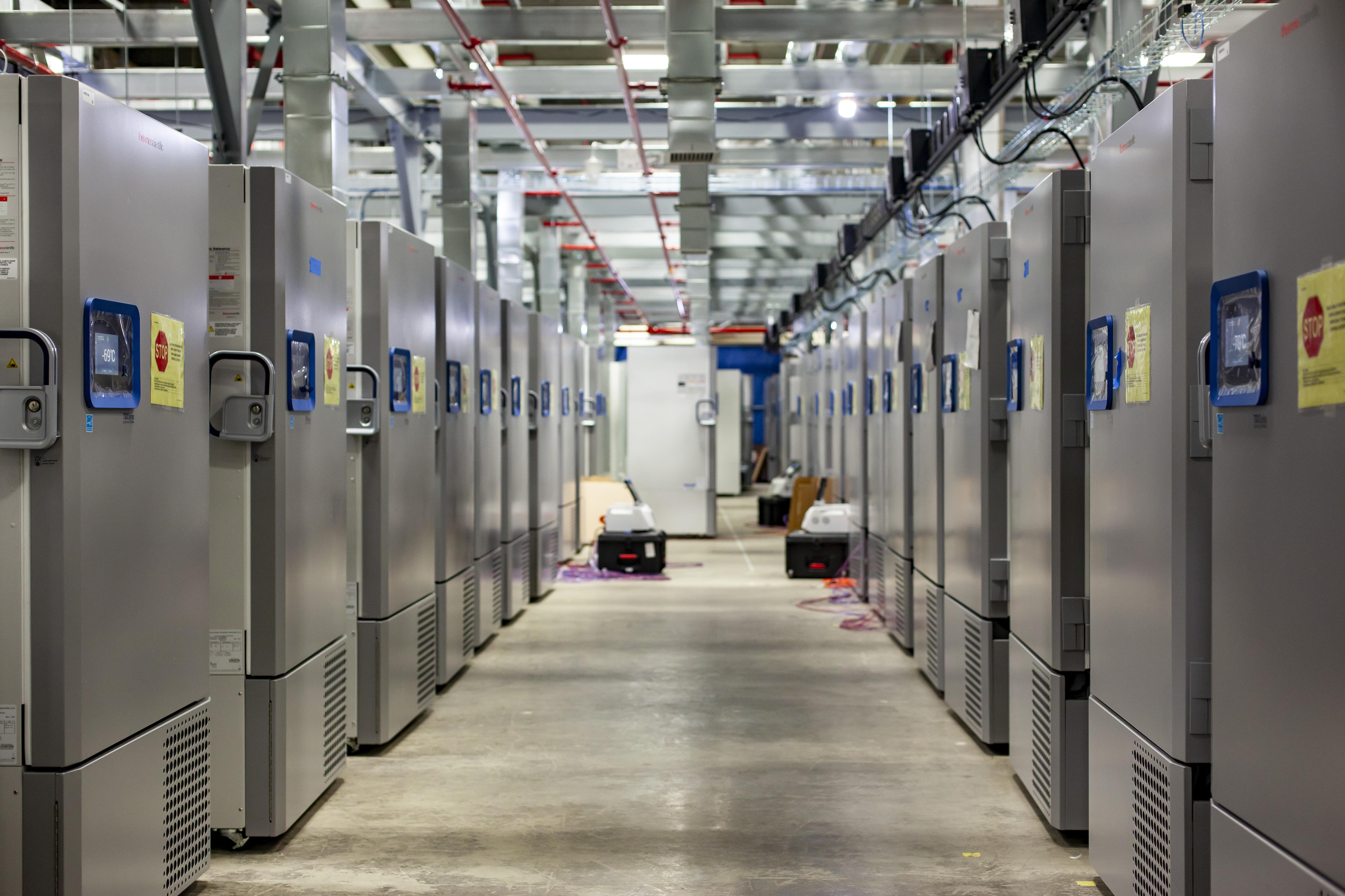 Freezers em centro da Pfizer mantém vacinas contra Covid-19 refrigeradas