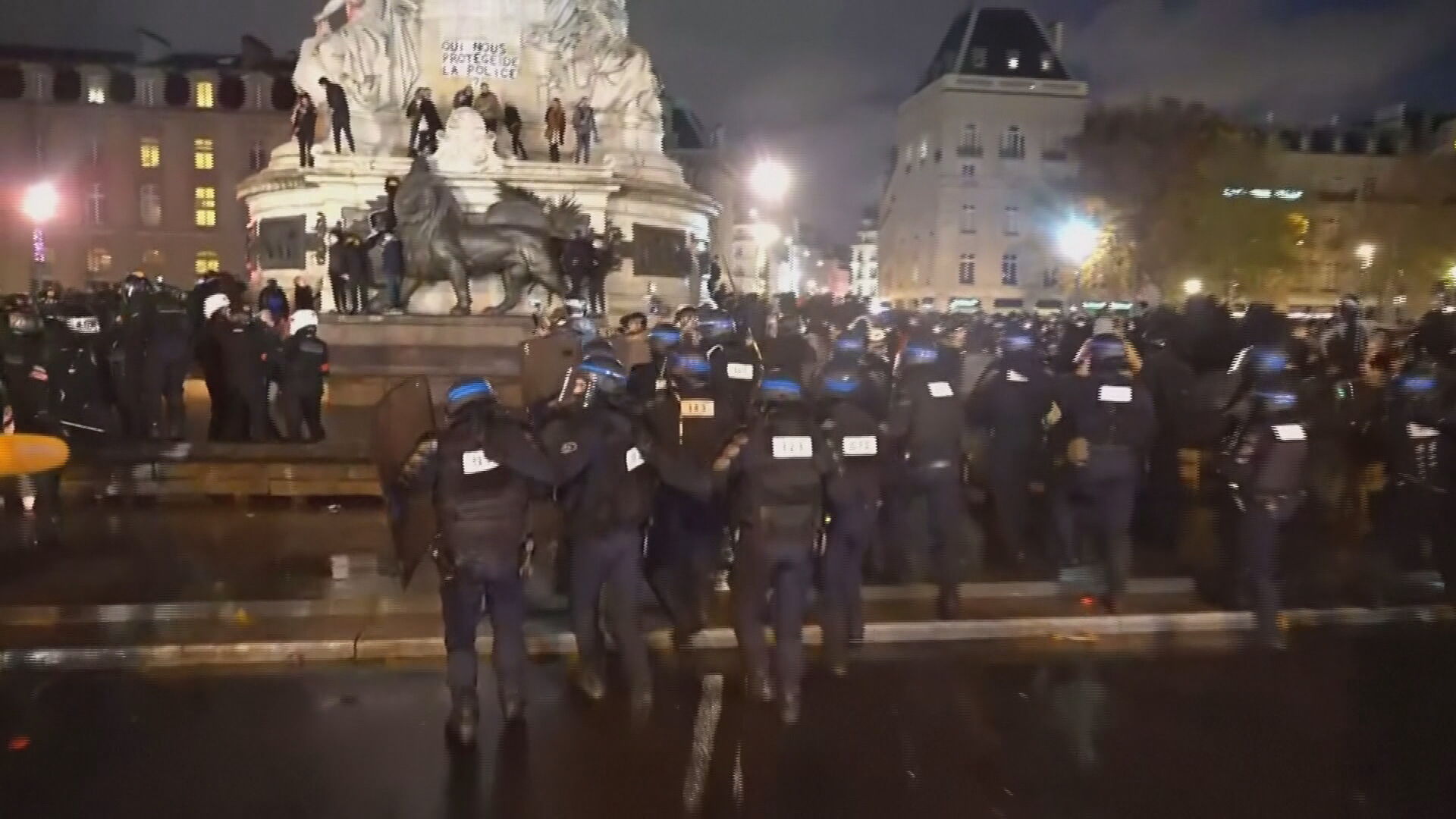 Paris foi novamente palco de confronto entre manifestantes e policiais