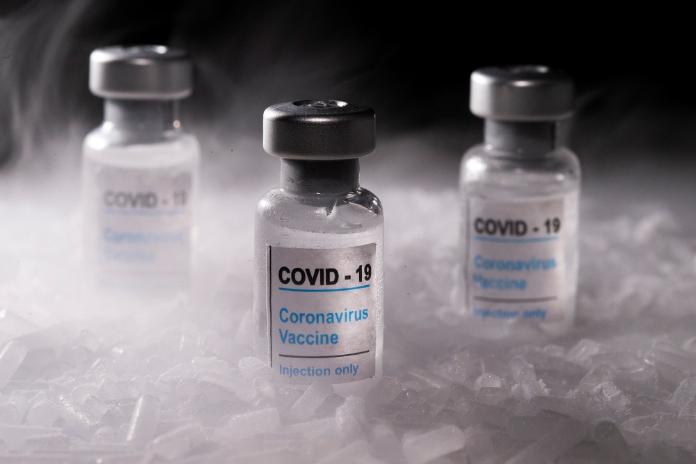 Frascos rotulados de vacina contra Covid-19 em foto de ilustração