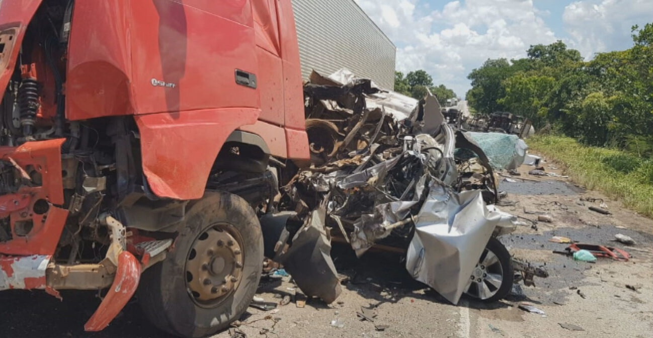 Acidente com três caminhões interdita rodovia em Goiás