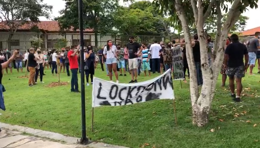 Protesto em Búzios contra decisão da Justiça que decretou lockdown