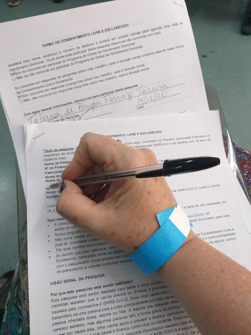 Voluntária assina termo em teste de vacina da Janssen