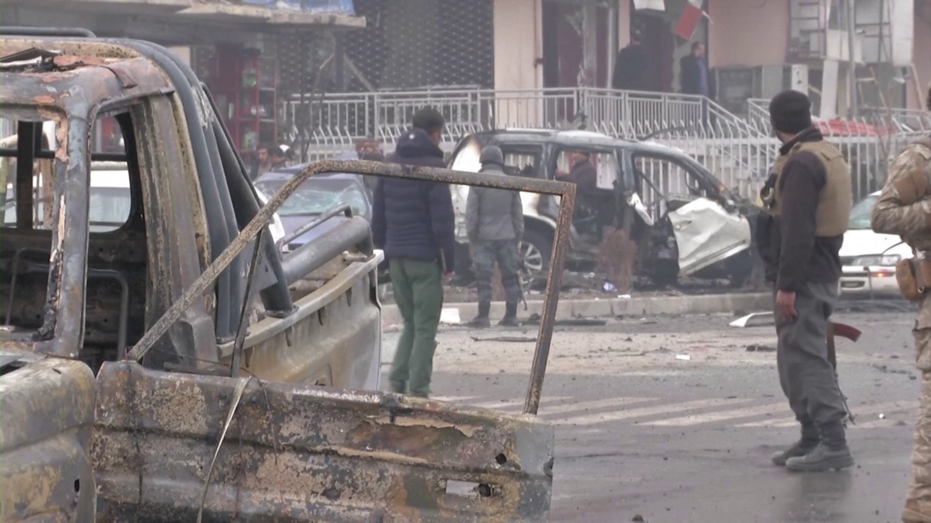 Legislador afegão foi alvo de ataque com carro-bomba que deixou 9 mortos