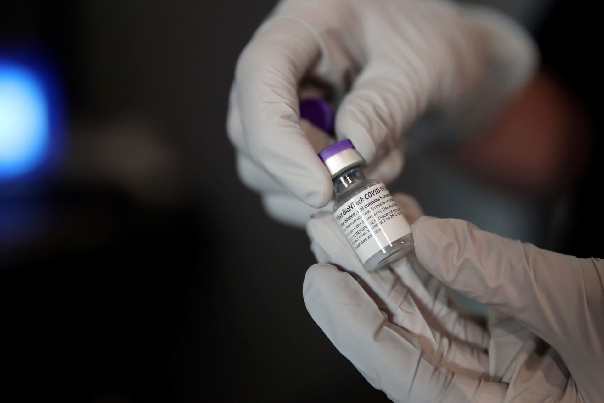 Vacina da Pfizer é preparada para aplicação em hospital de Boston, nos EUA