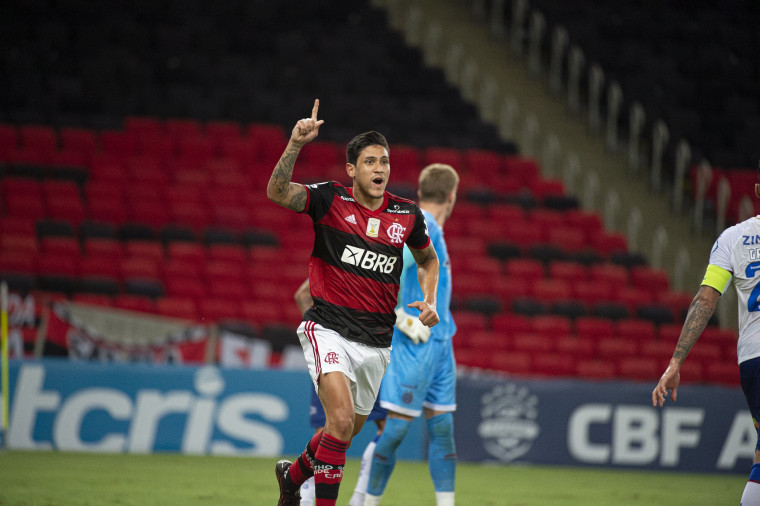 Jogadores do Flamengo em partida contra o Bahia