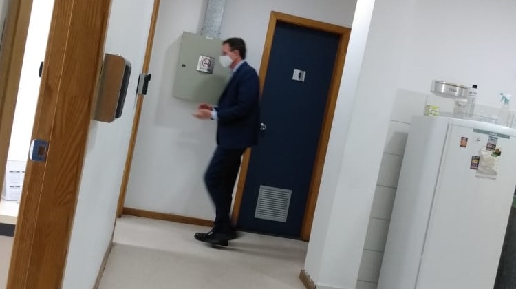 Marcelo Crivella só aceitou beber água e não quis comer nada enquanto aguardava 