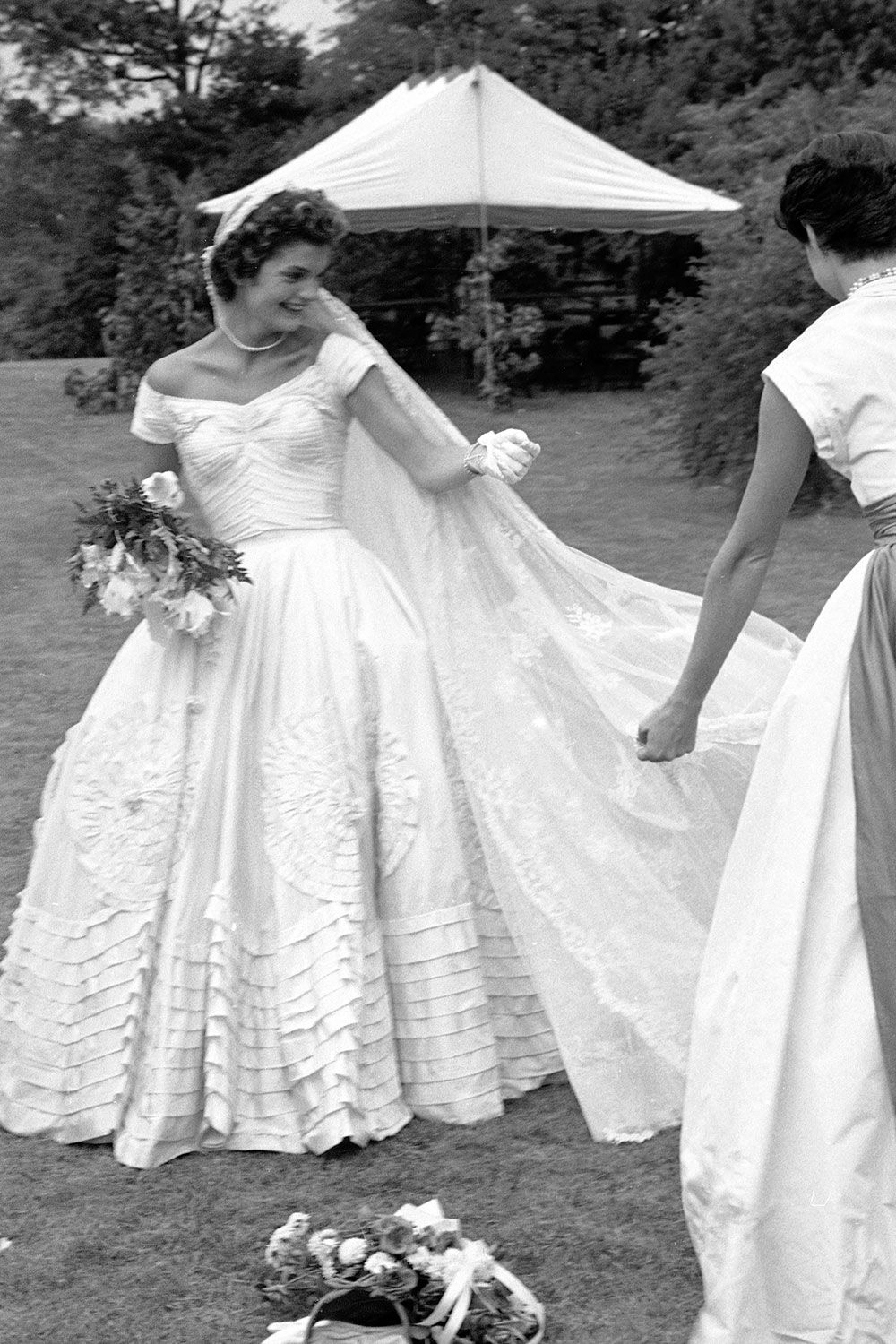 Jackie Kennedy e seu vestido de noiva, confeccionado por Ann Lowe