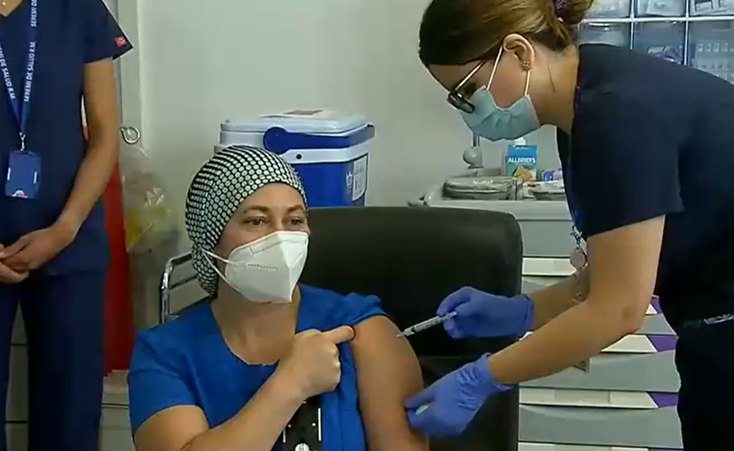 Técnica em enfermagem sendo vacinada no Chile